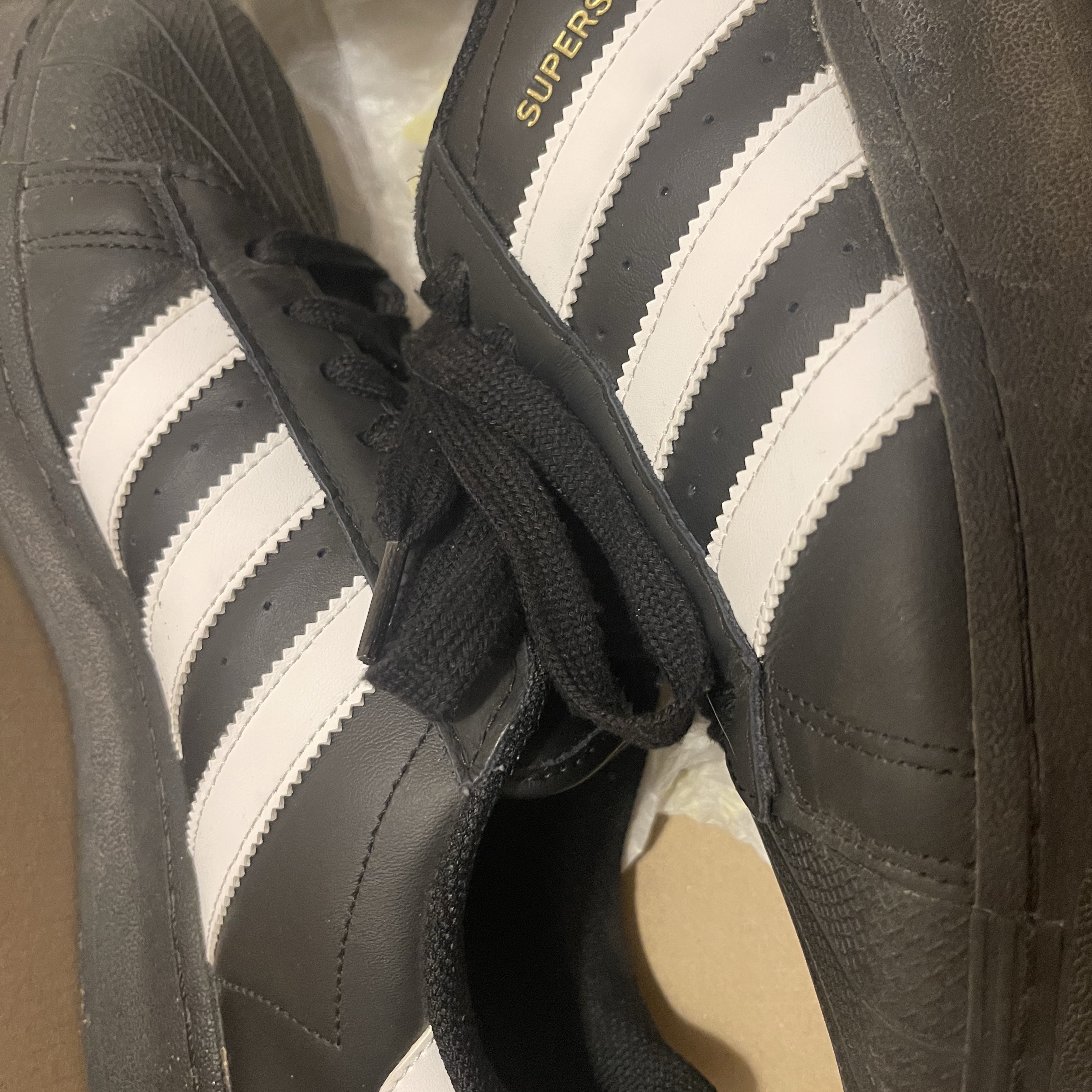 Adidas Superstar Core Black White 착용 스타일