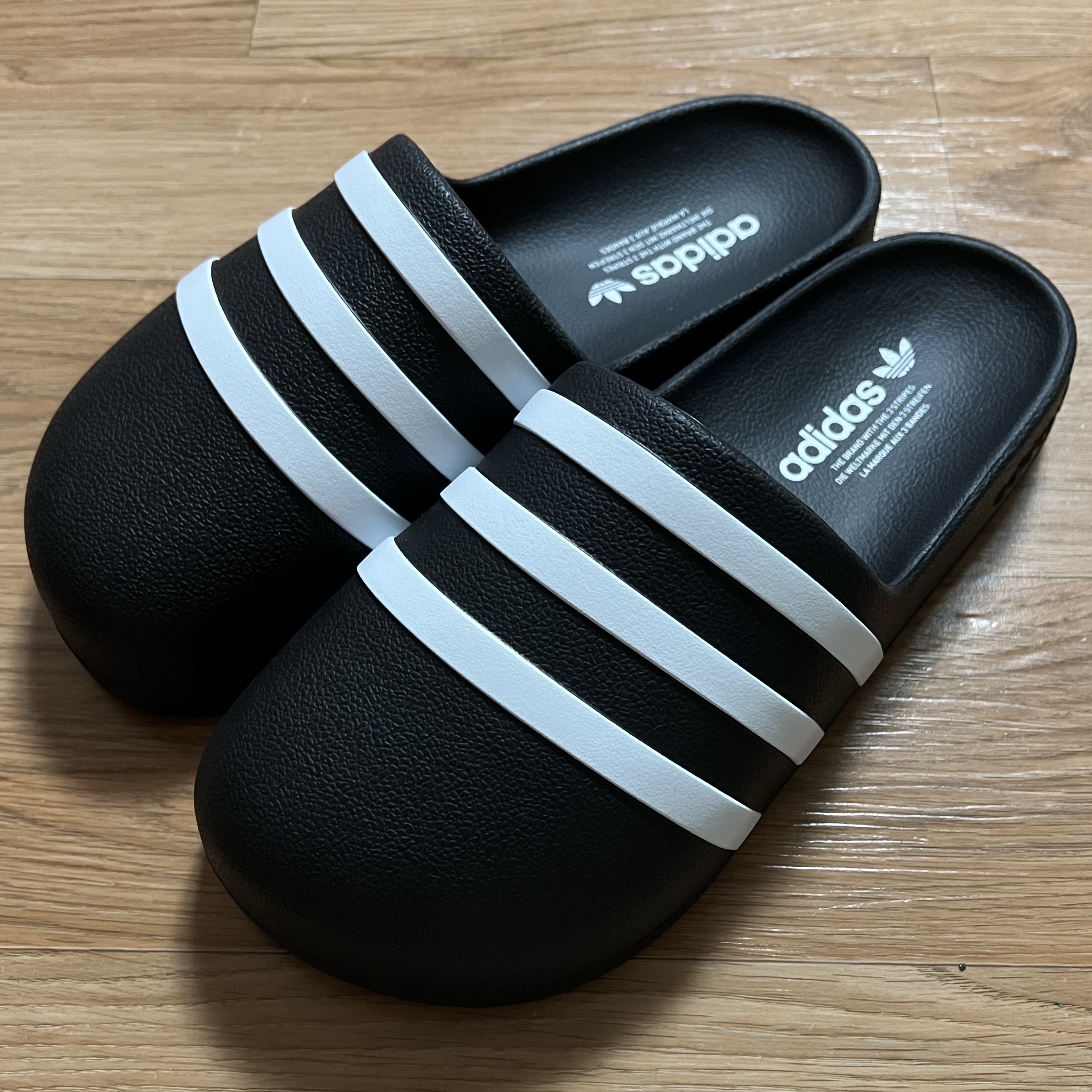 Adidas Adifom Adilette Slides Core Black 착용 스타일 - 2