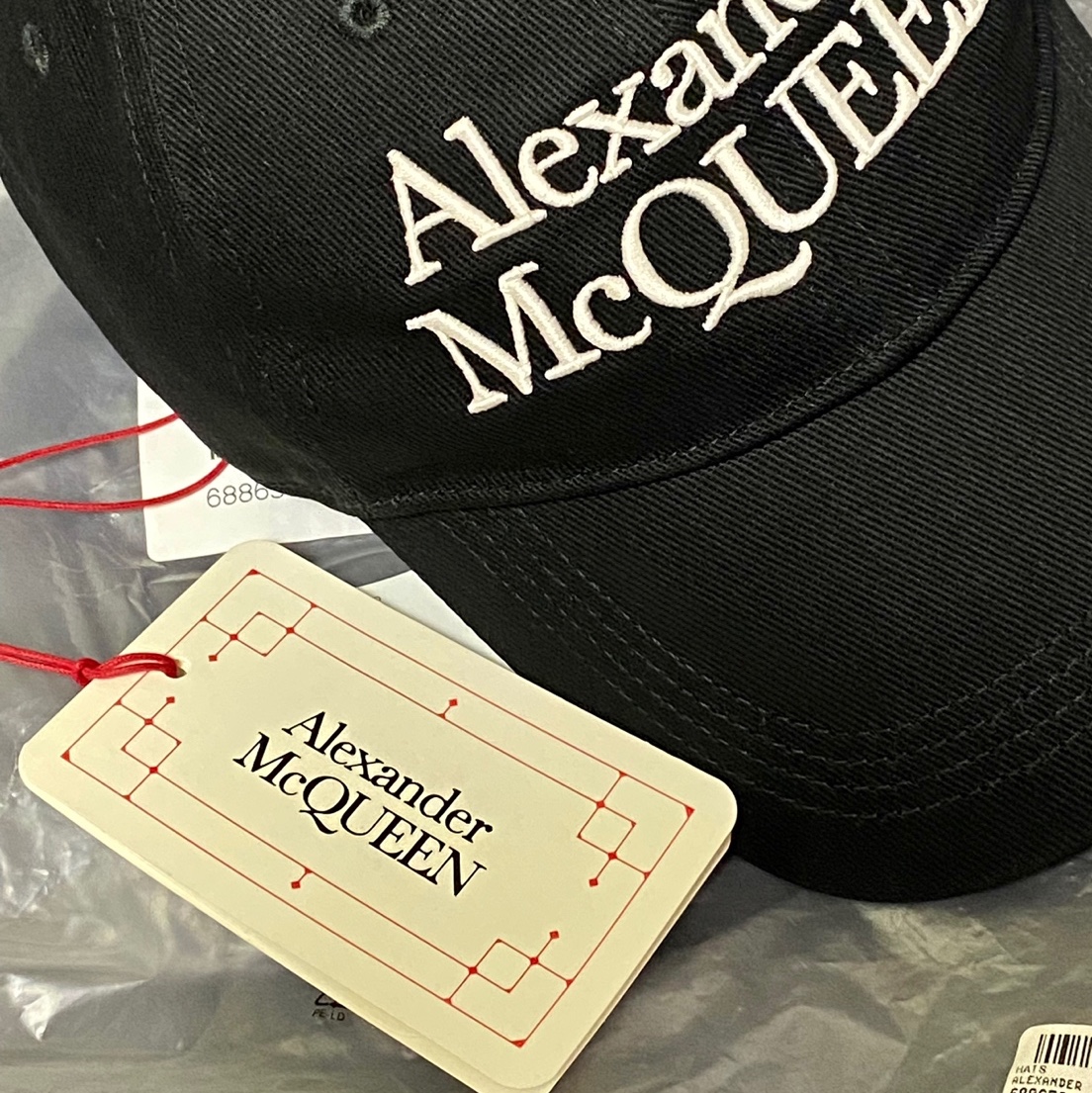Alexander McQueen Signature Baseball Cap Black Ivory, Alexander McQueen Baseball Cap Black 착용 스타일 - 2
