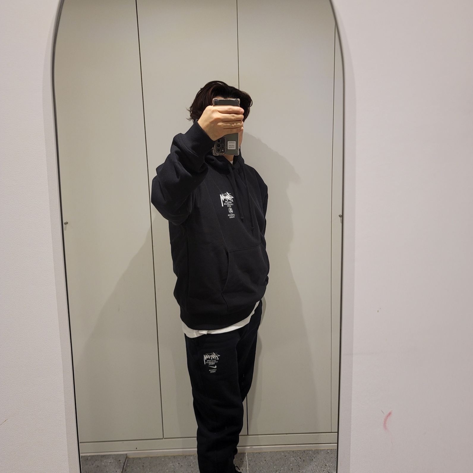 Stussy World Tour Hoodie Black 2023 착용 스타일 - 2