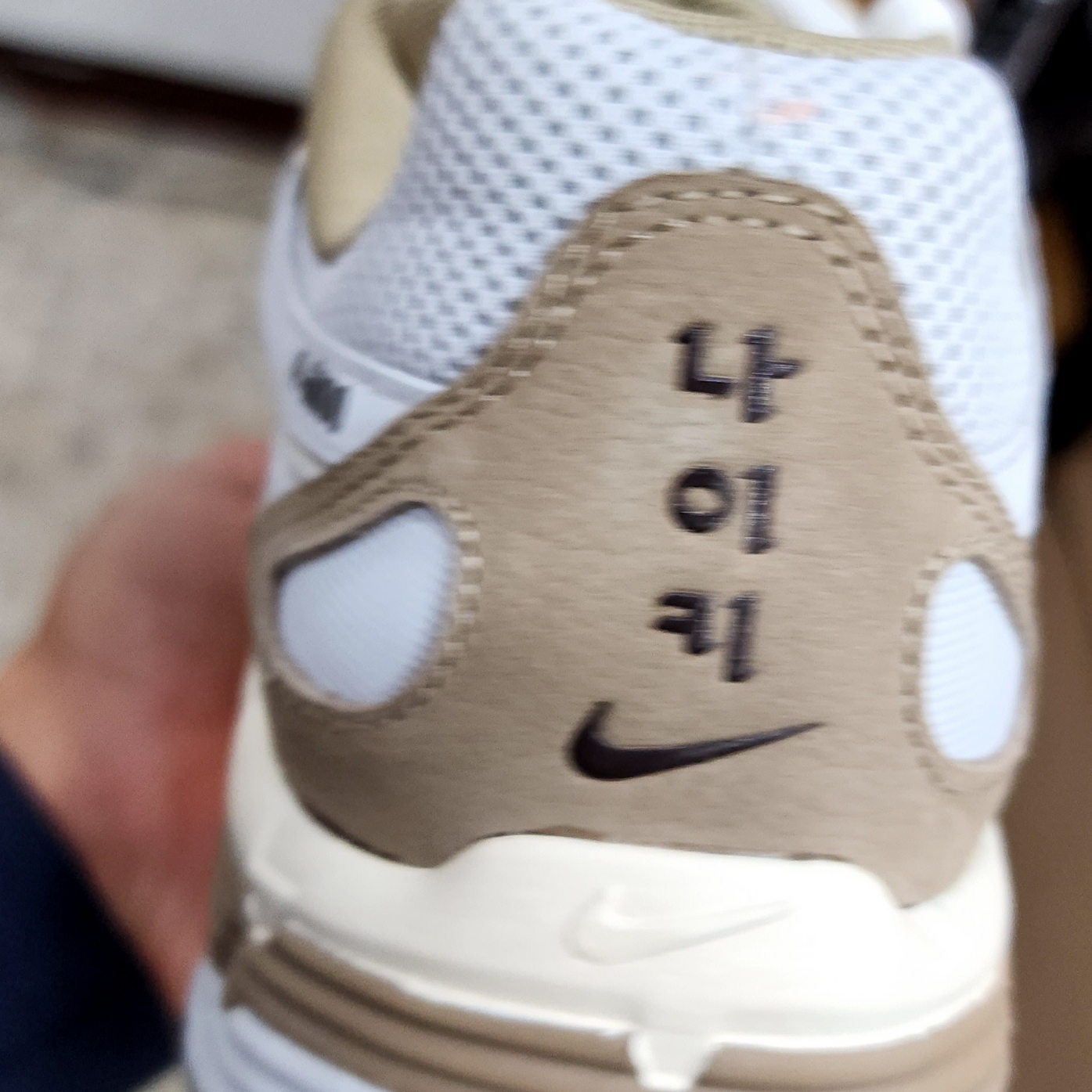 Nike P-6000 PRM Hangul Day Photon Dust Khaki, Nike Calm Mule Hemp 착용 스타일 - 2
