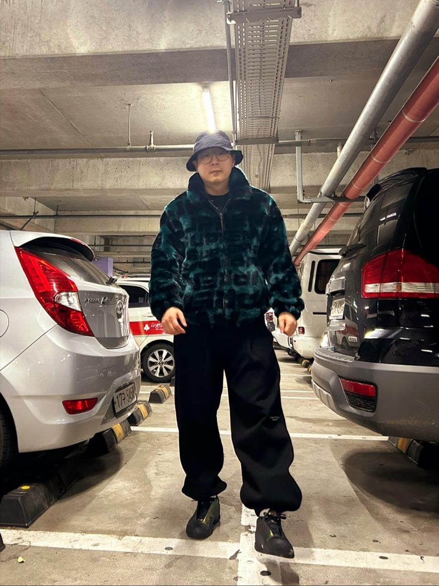 Supreme Faux Fur Repeater Bomber Jacket Dark Teal - 18SS, Nike x Stussy Bucket Hat Black 착용 스타일 - 1