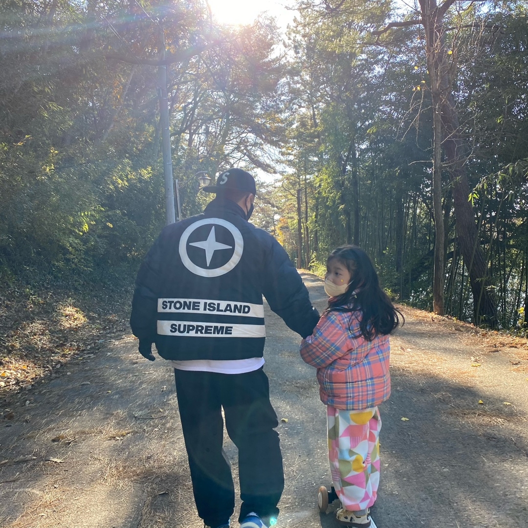 Supreme x Stone Island Reversible Down Puffer Jacket Black - 23FW, Supreme Ebbets S Logo Fitted 6-Panel Black - 23SS 착용 스타일 - 2