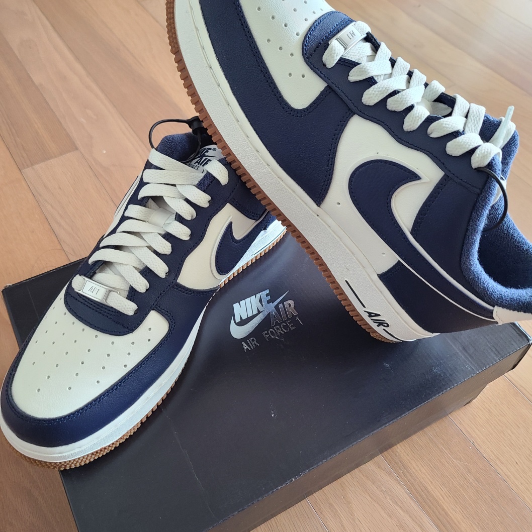 Nike Air Force 1 '07 LV8 Midnight Navy 착용 스타일 - 1