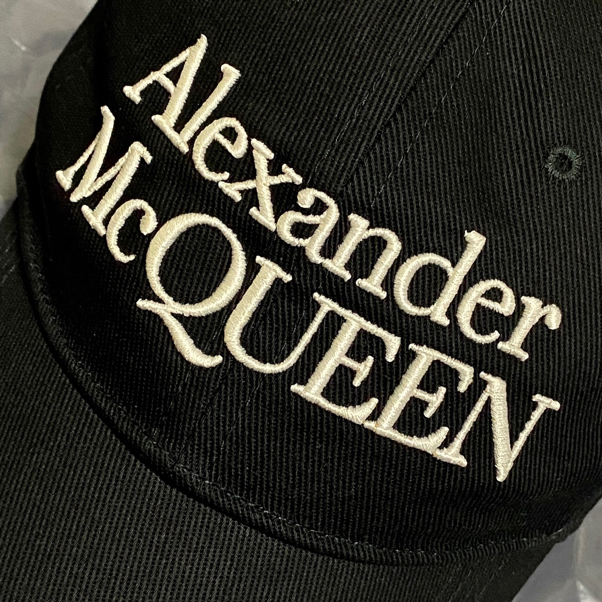 Alexander McQueen Signature Baseball Cap Black Ivory, Alexander McQueen Baseball Cap Black 착용 스타일 - 1