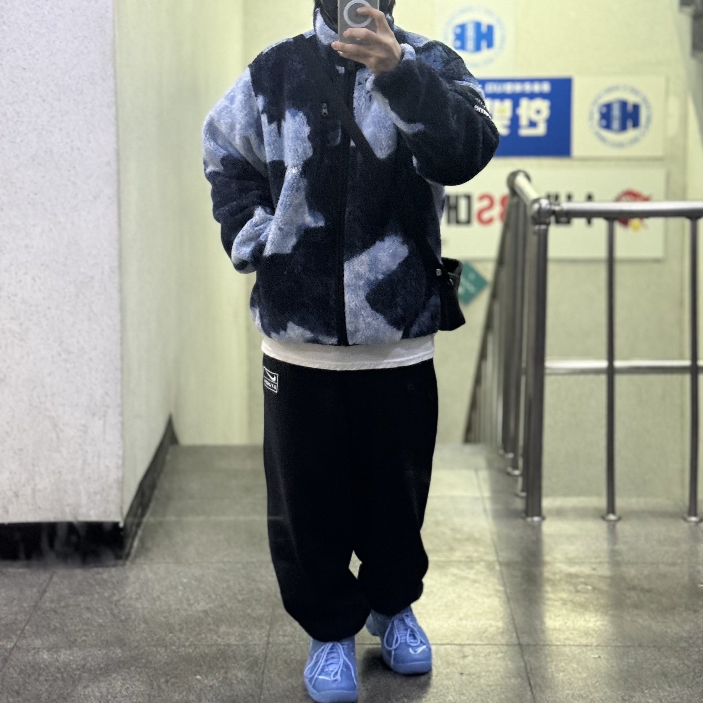 Supreme x The North Face Bleached Denim Print Fleece Jacket Indigo - 21FW, Nike x Stussy NRG Washed Fleece Crewneck Black (DO5310-010) 착용 스타일
