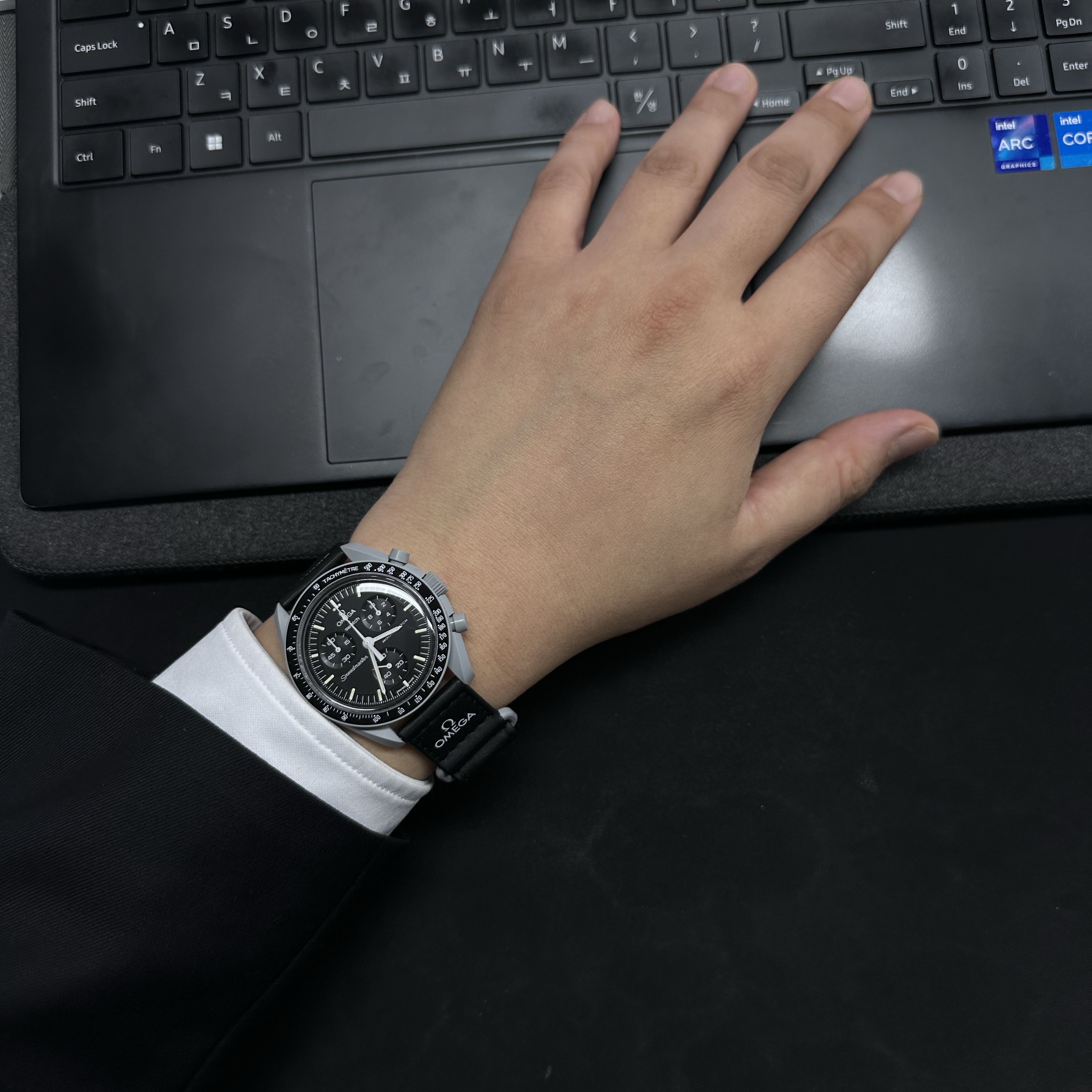 Swatch x Omega Bioceramic MoonSwatch Mission To The Moon 착용 스타일