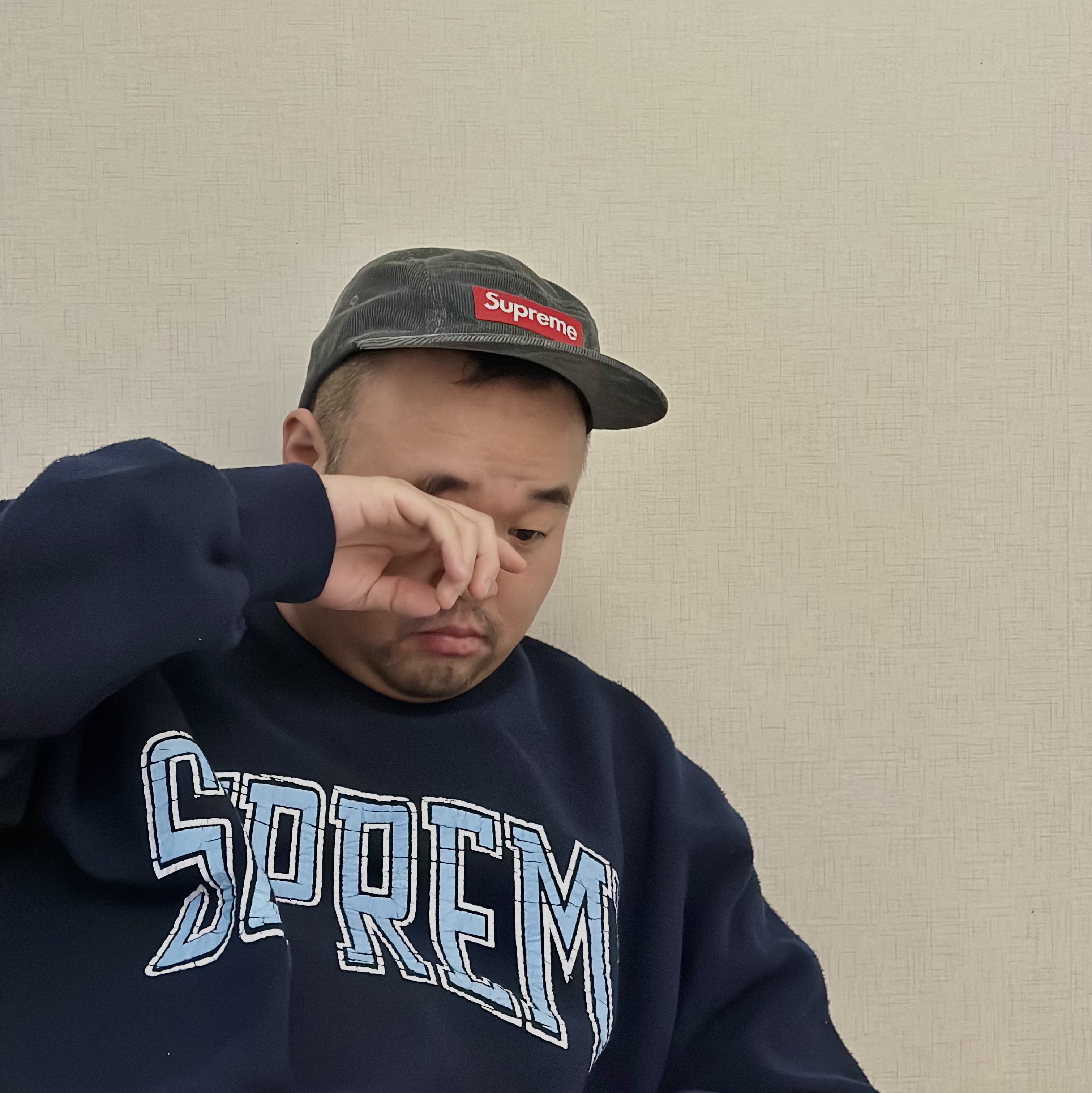 Supreme Inside Out Crewneck Navy - 23FW, Supreme Corduroy Camp Cap Grey - 23FW 착용 스타일