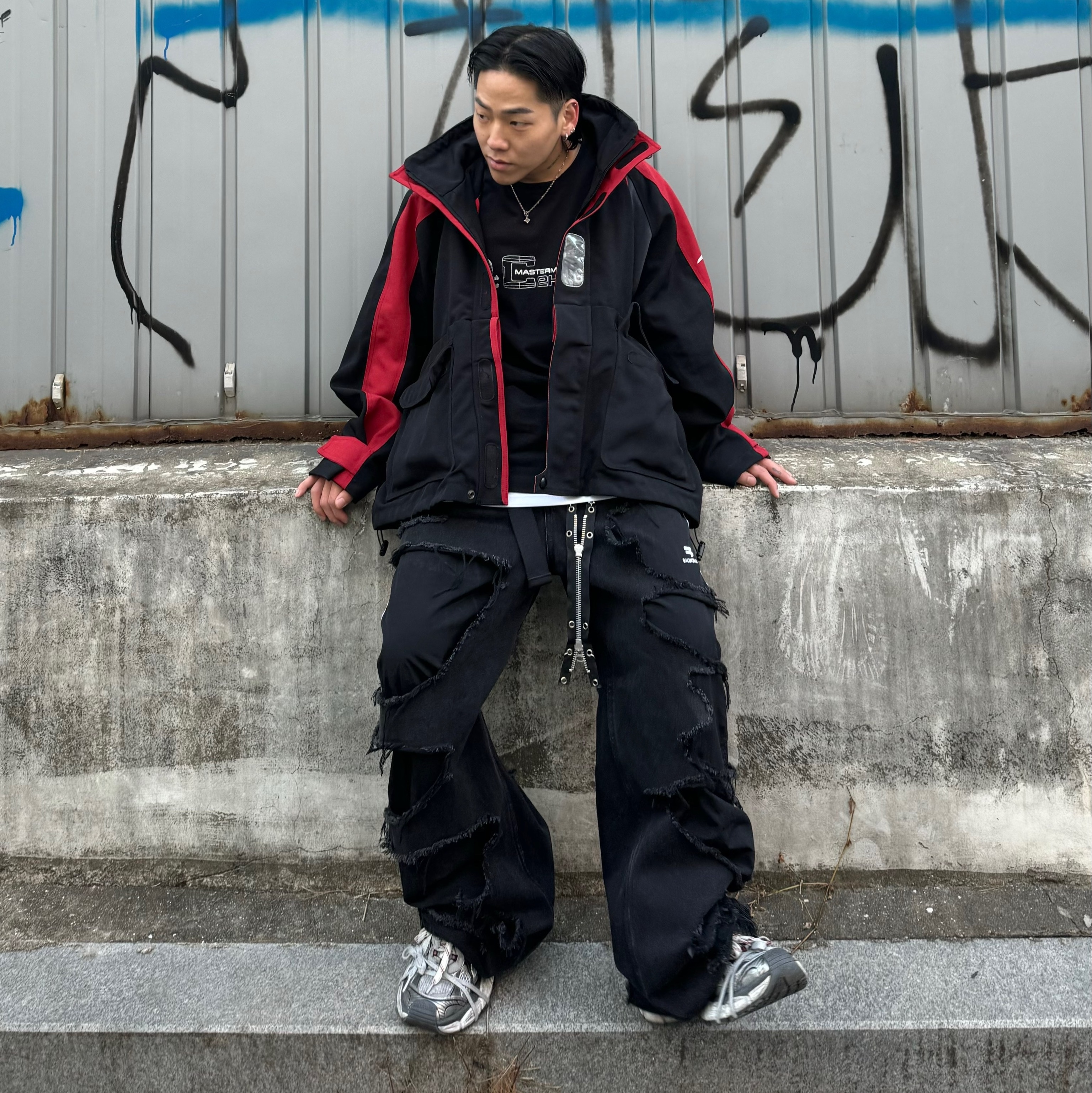 (W) Balenciaga 3XL Sneakers Grey White Red 착용 스타일 - 1