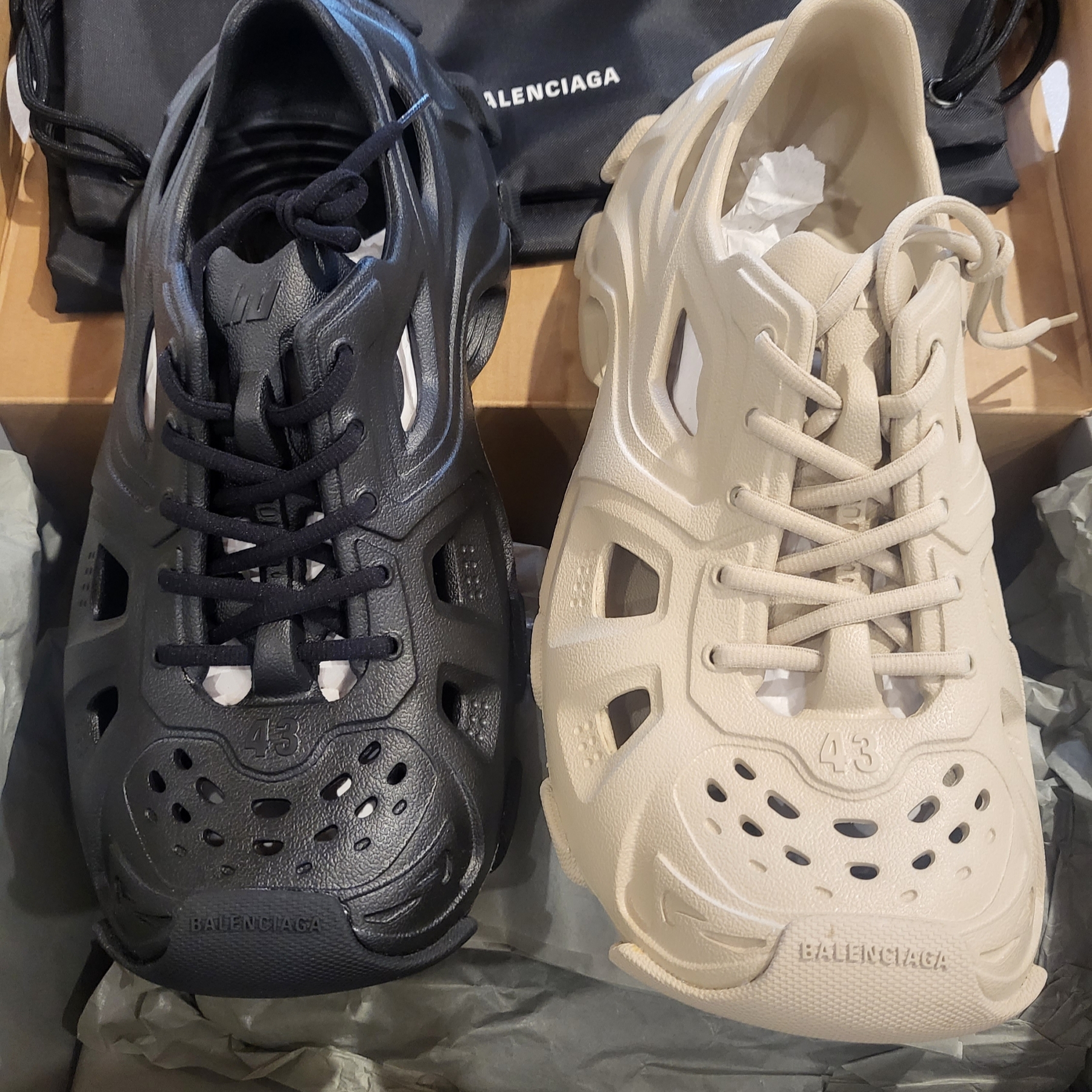 Balenciaga HD Lace-Up Sneakers Black 착용 스타일