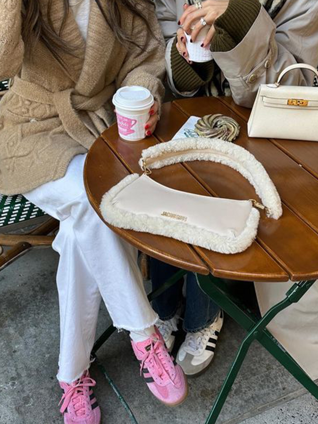 Telfar x UGG Small Shopping Bag Chestnut, UGG Classic Mini Boots Chestnut 착용 스타일 - 5