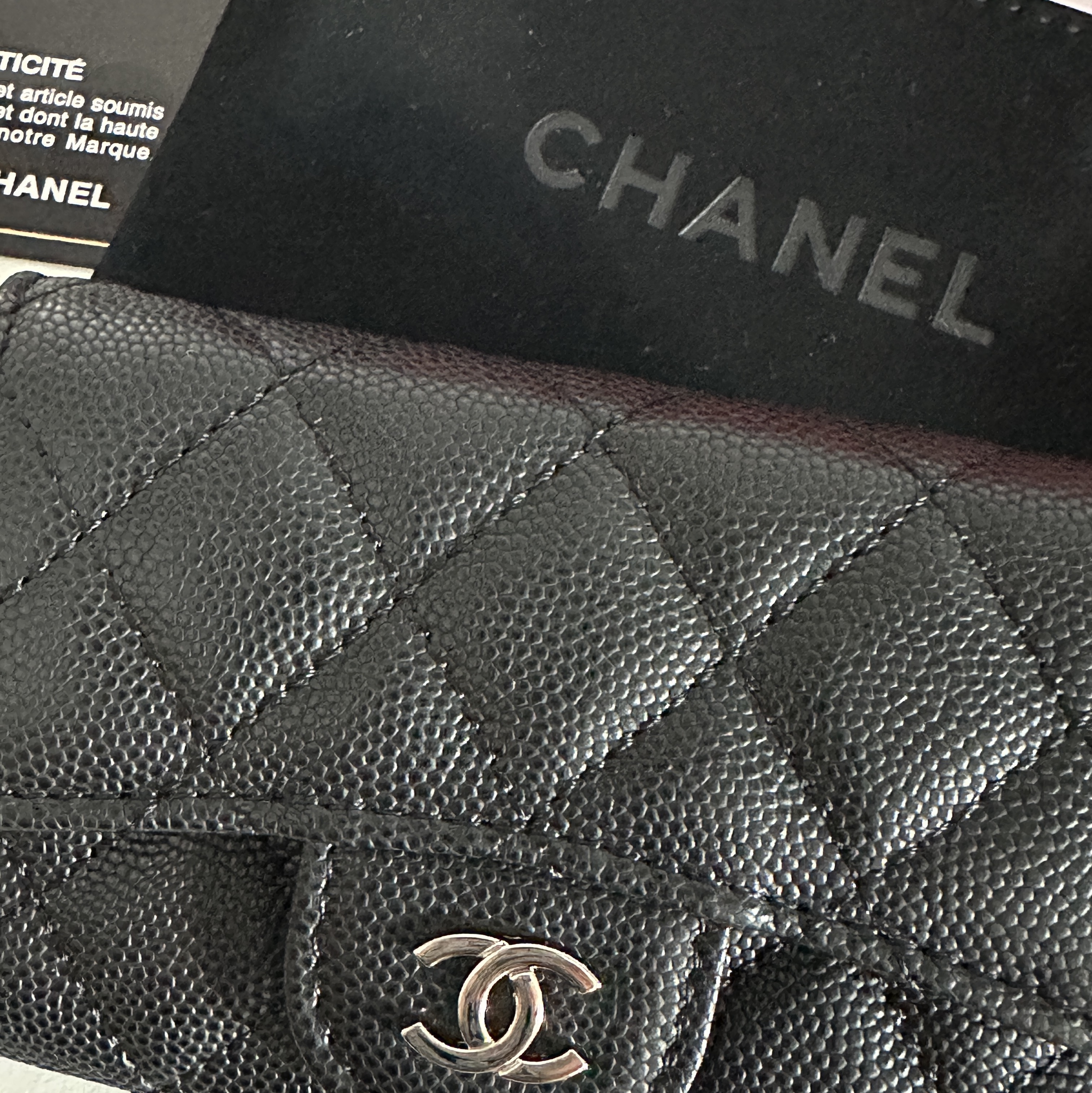 Chanel Classic Card Holder Grained Calfskin & Silver Black 착용 스타일