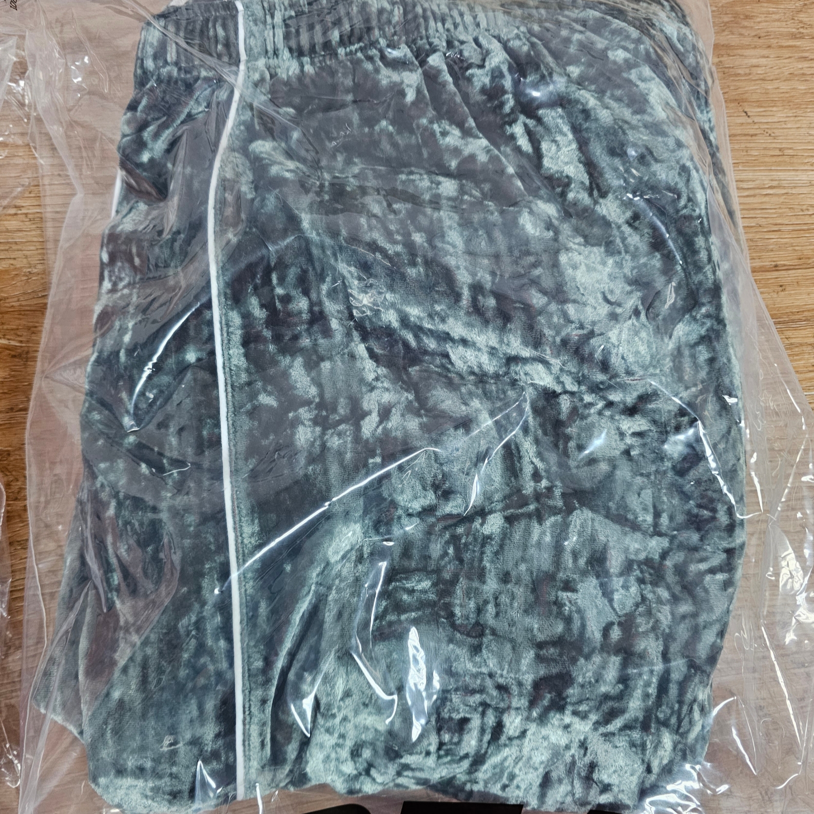 Supreme Crushed Velvet Track Pant Olive - 23FW 착용 스타일