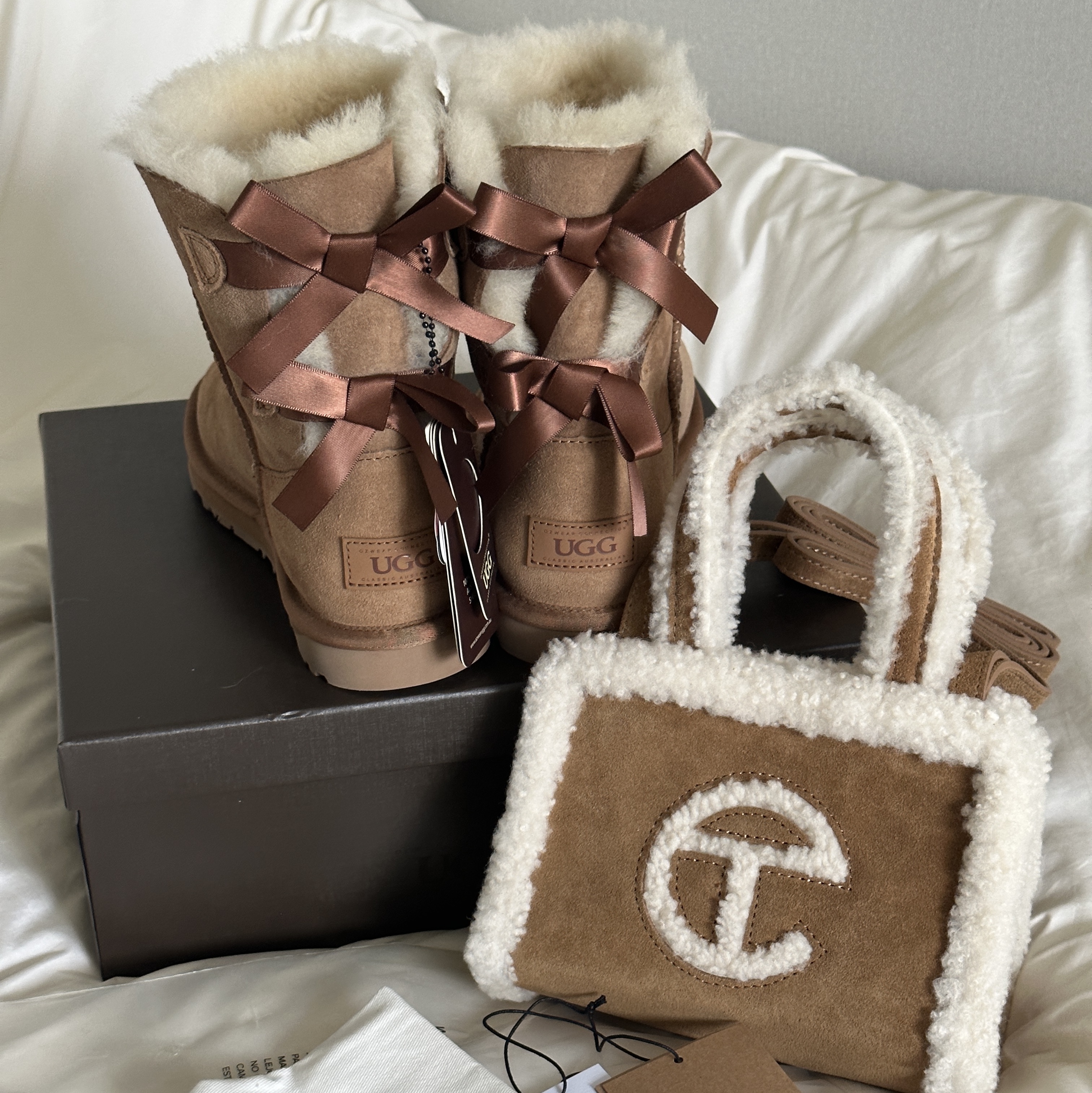 Telfar x UGG Small Shopping Bag Chestnut 착용 스타일