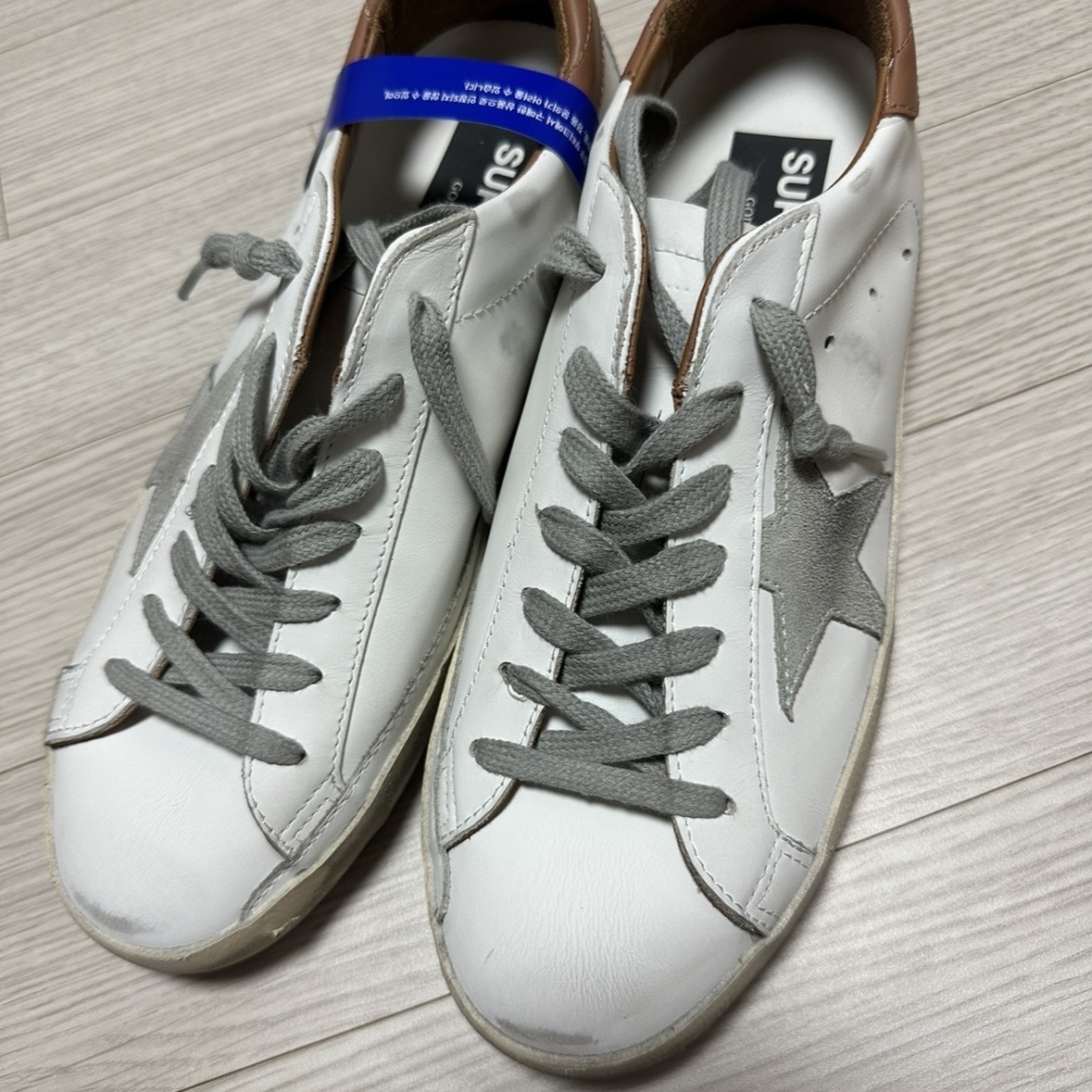 Golden Goose Superstar White Tan Heel Tab Sneakers 착용 스타일