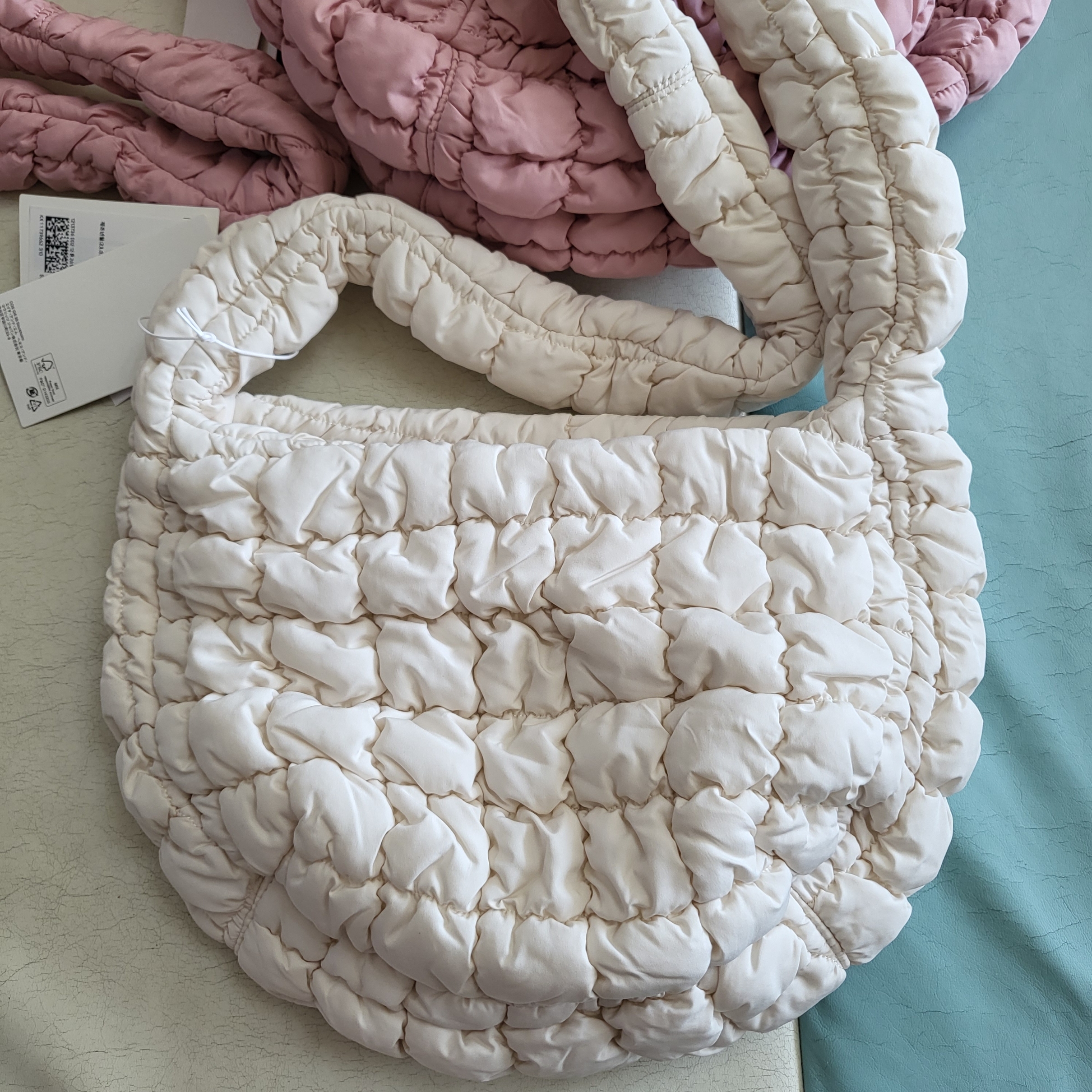 COS Quilted Messenger Bag Pink, COS Quilted Messenger Bag Beige 착용 스타일