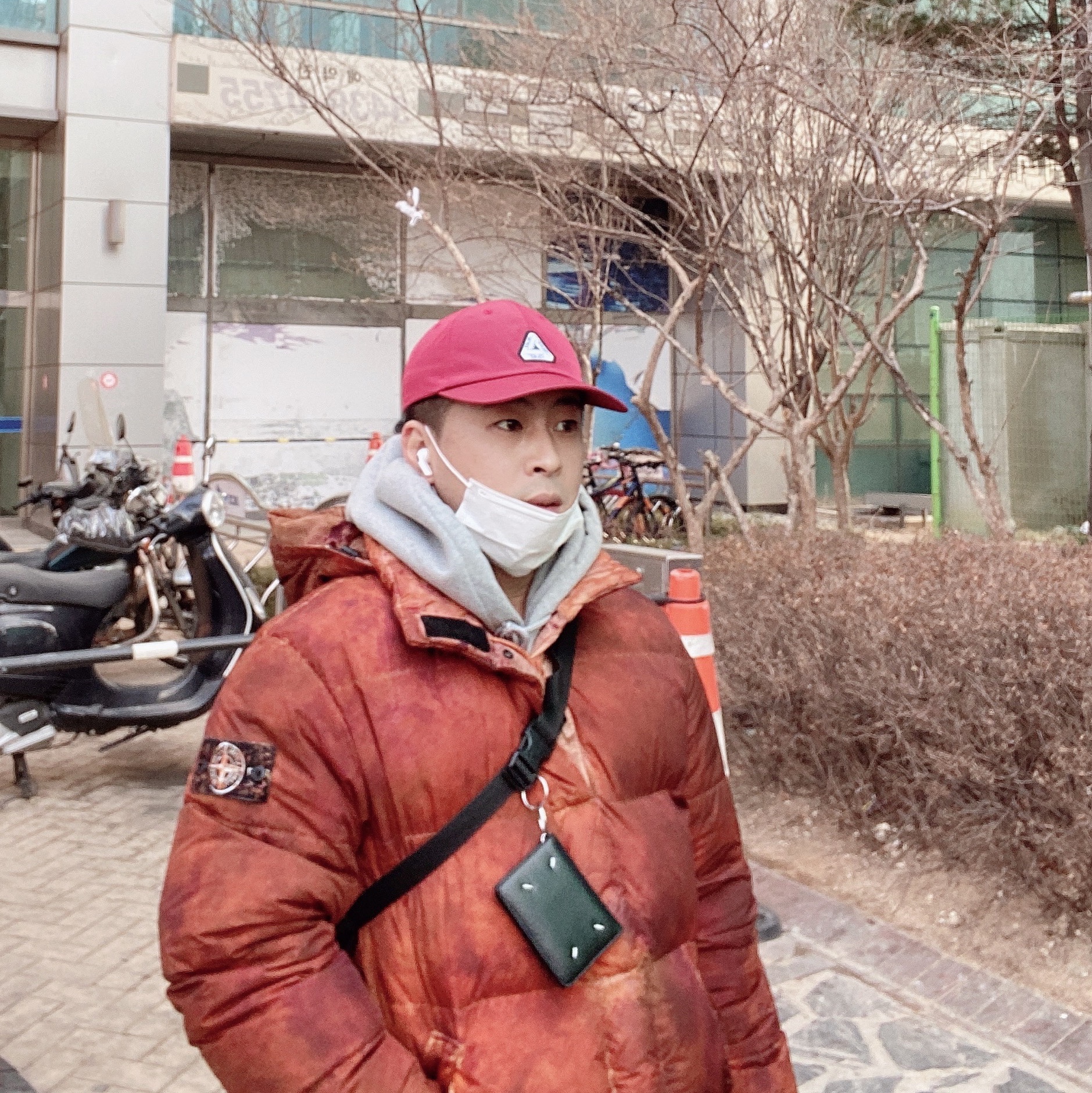 Supreme x Stone Island Painted Camo Crinkle Down Jacket Coral - 20FW, Maison Margiela Keyring Wallet Black 착용 스타일