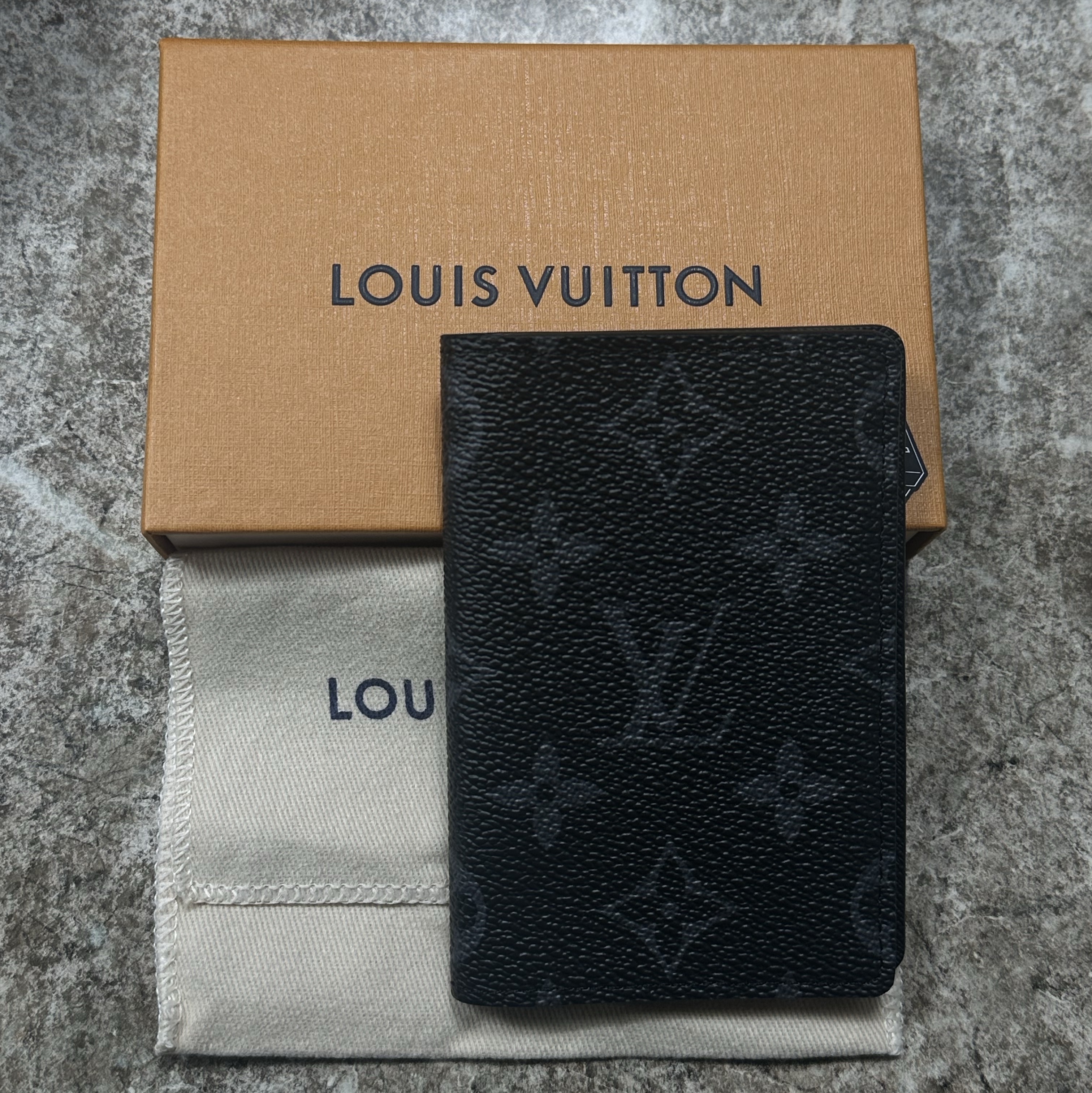 Louis Vuitton Pocket Organizer Monogram Eclipse 착용 스타일