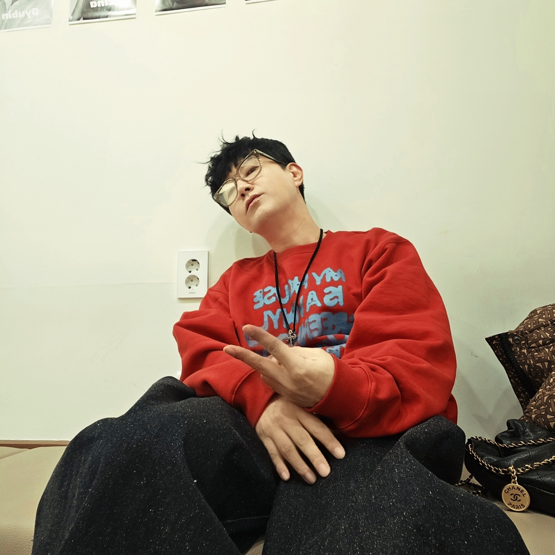 Thevinylhouse My House Sweatshirt Red, Chanel 22 Mini Handbag Shiny Grained Calfskin & Gold Lacquered Black 착용 스타일 - 1