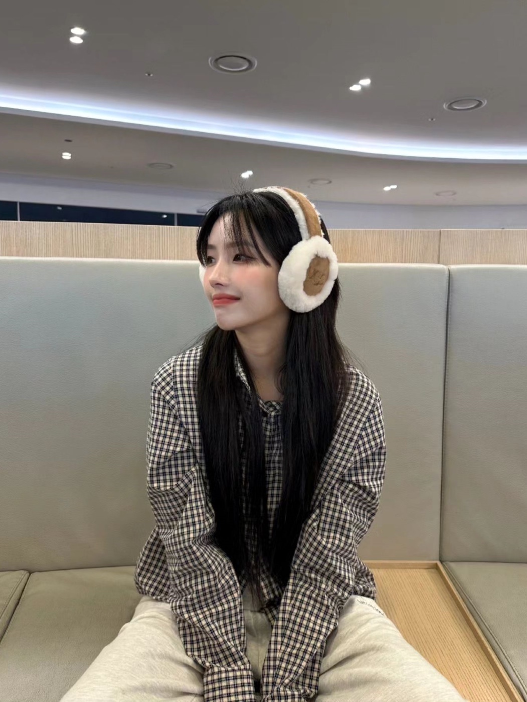 (W) Max Mara Nuevo Teddy Bear Icon Coat in Alpaca and Cashmere Sand, (W) UGG Embroidered Logo Earmuff Chestnut 착용 스타일 - 5