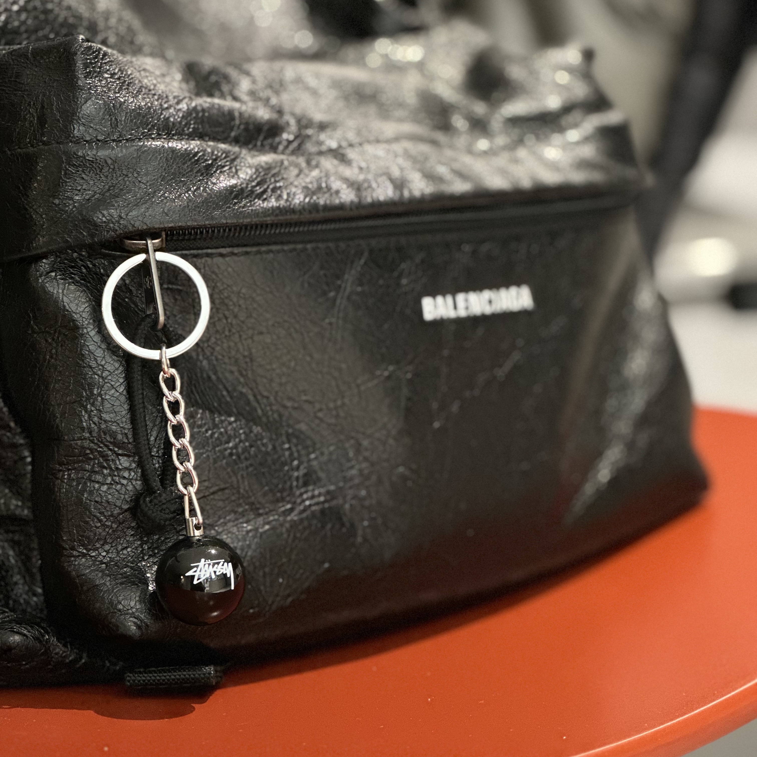 Stussy 8 Ball Keychain Black 착용 스타일