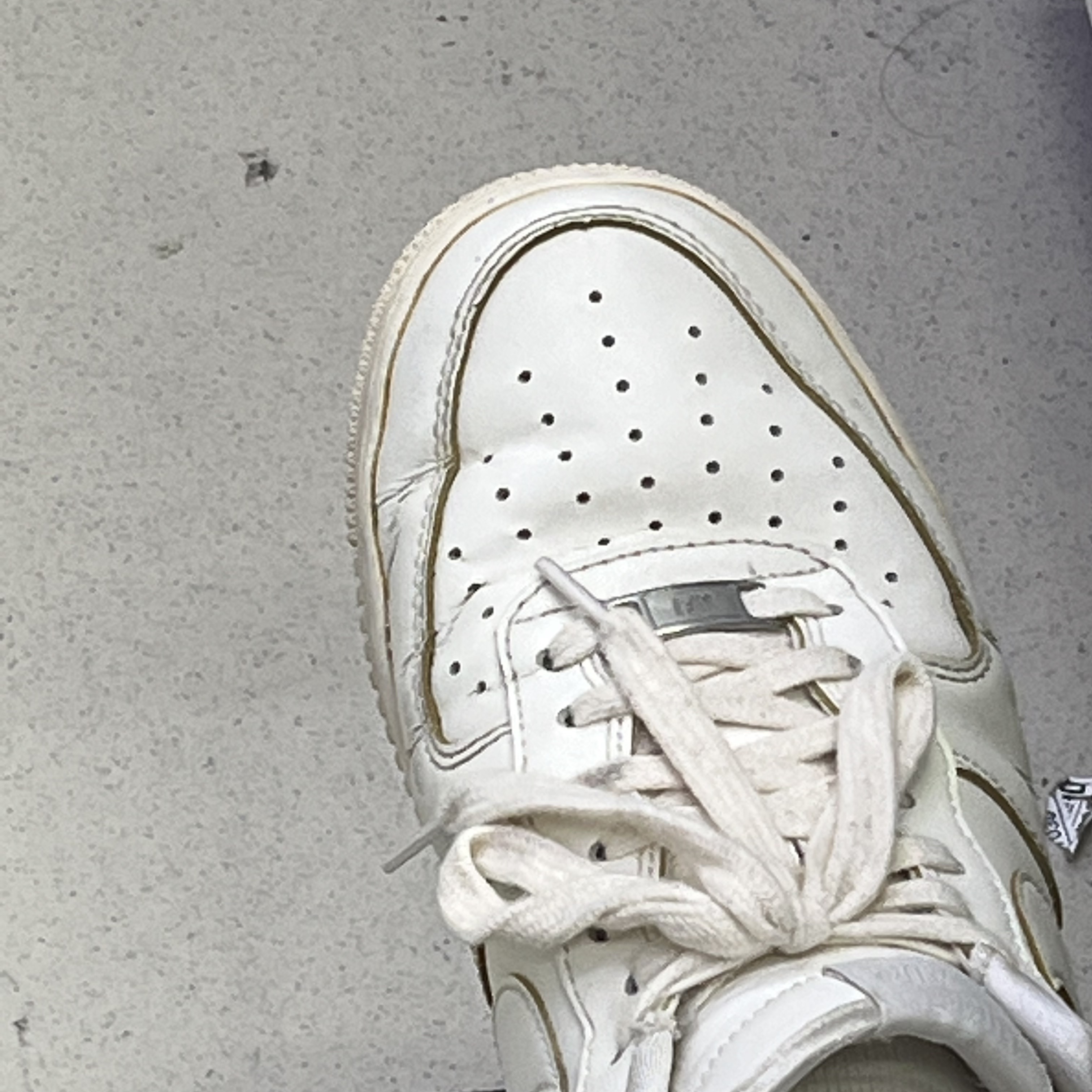 Nike Air Force 1 '07 LV8 Timeless Classic 착용 스타일