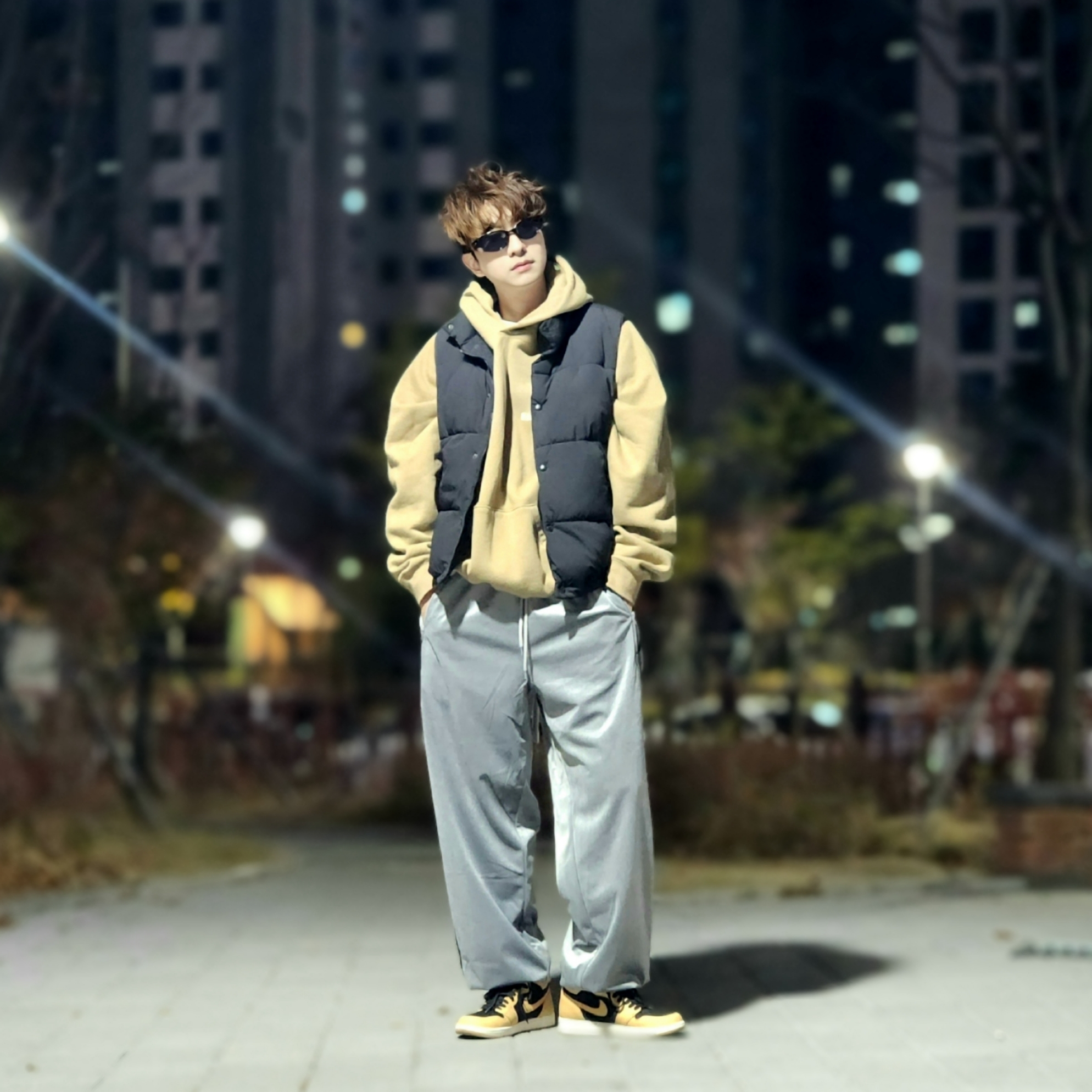 Essentials The Core Collection Pullover Hoodie Tan, Jordan 1 Retro High OG Vachetta Tan 착용 스타일 - 3