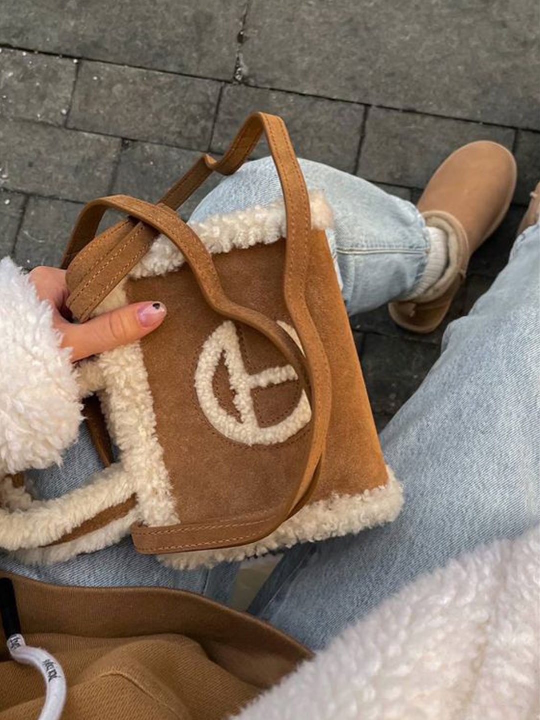Telfar x UGG Small Shopping Bag Chestnut, UGG Classic Mini Boots Chestnut 착용 스타일 - 2