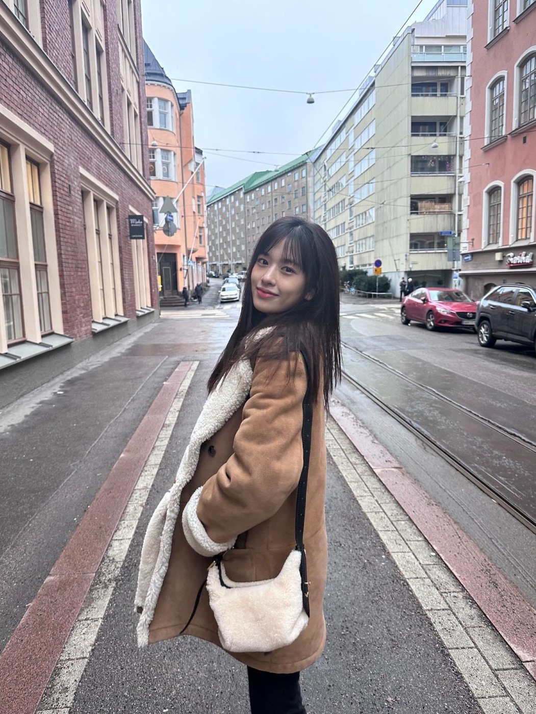 (W) Max Mara Nuevo Teddy Bear Icon Coat in Alpaca and Cashmere Sand, (W) UGG Embroidered Logo Earmuff Chestnut 착용 스타일 - 7