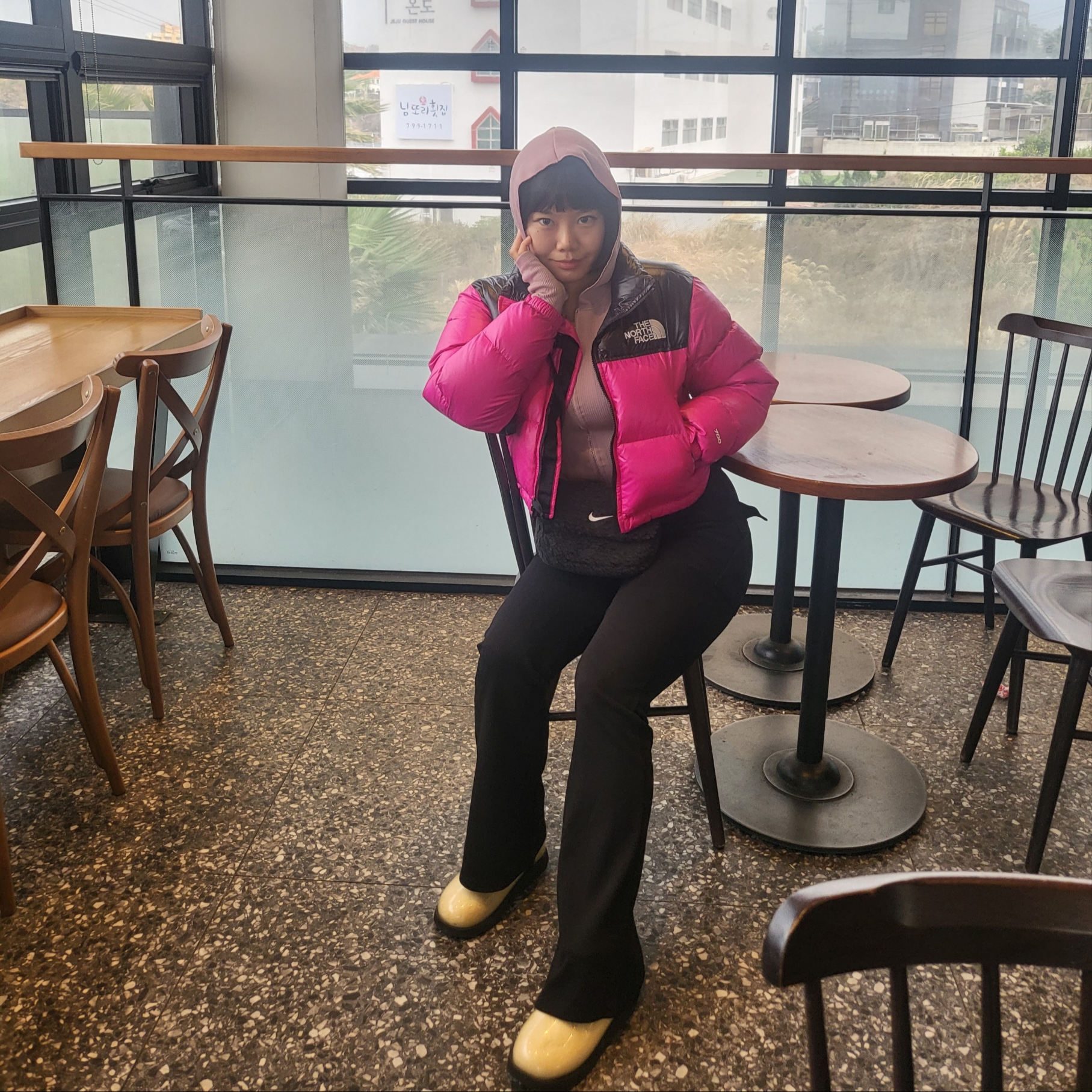 (W) The North Face Nuptse Short Jacket Fuchsia Pink, (Kids) Nike NSW Faux Fur Crossbody Bag Black 착용 스타일 - 1