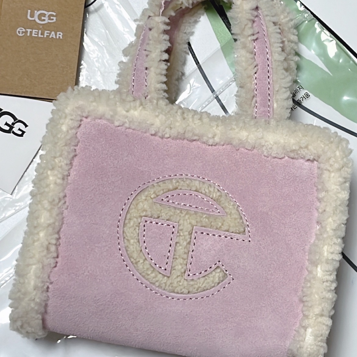Telfar x UGG Small Shopping Bag Pink 착용 스타일 - 2
