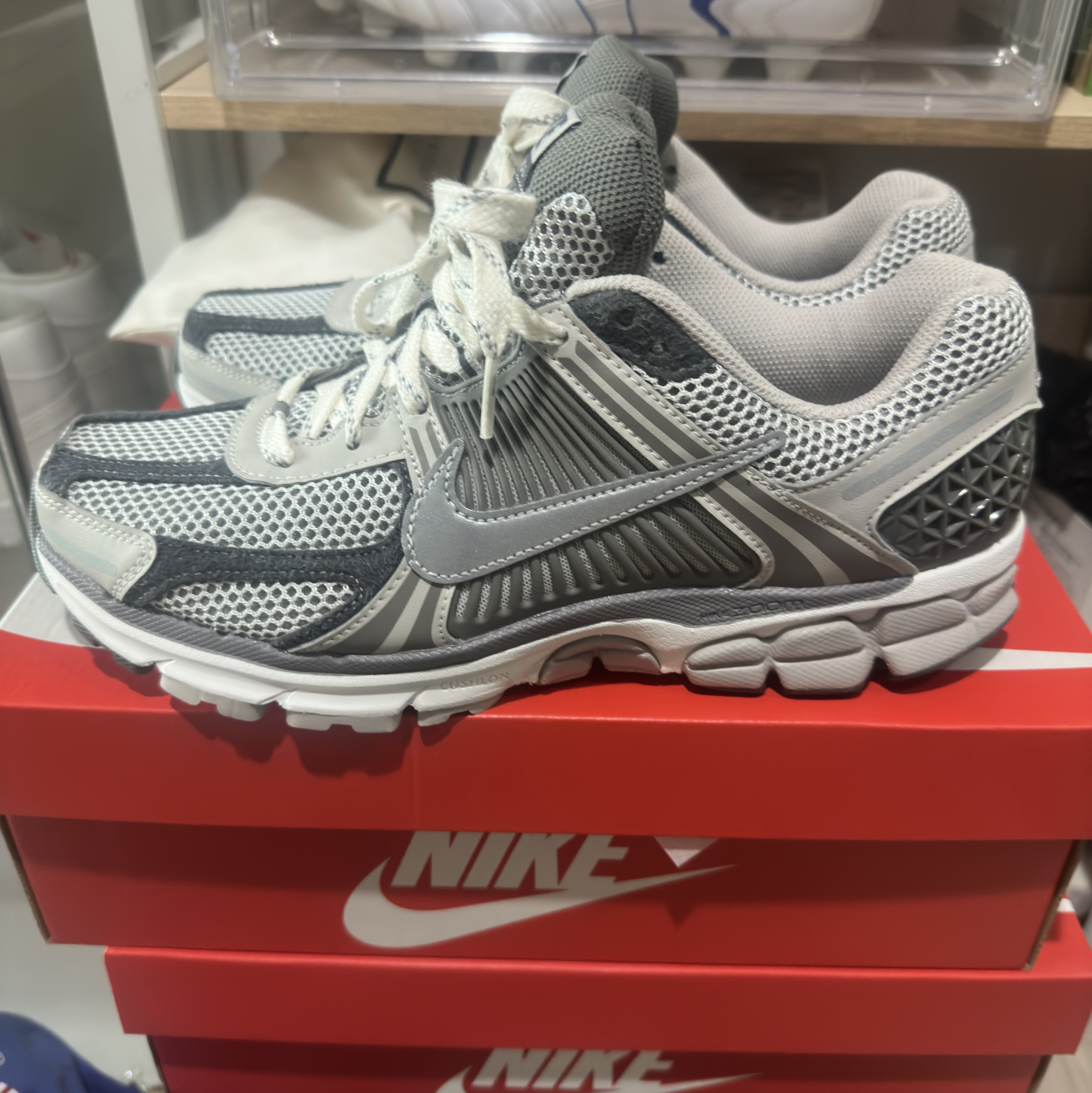 Nike Zoom Vomero 5 PRM Light Iron Ore and Flat Fewter 착용 스타일