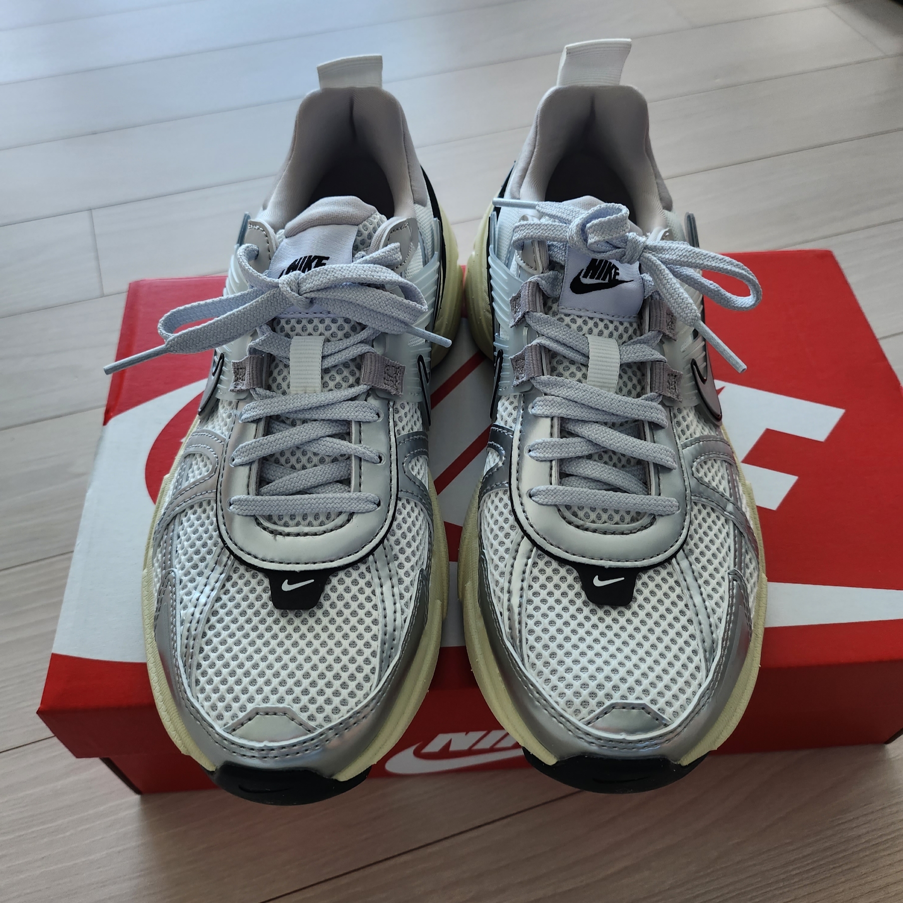 Nike V2K Run Summit White Metallic Silver 착용 스타일