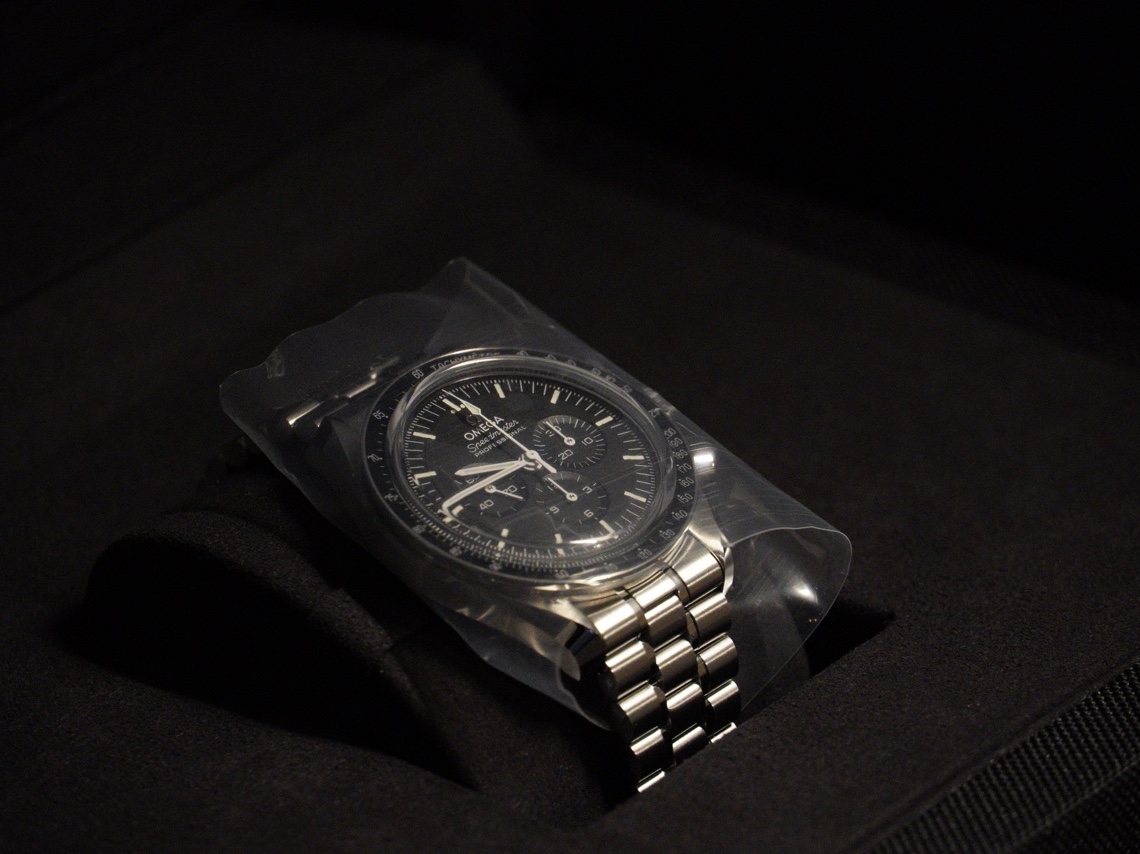 Omega Speedmaster Moonwatch Professional Co Axial Master Chronometer Chronograph Steel Black (Transparent Caseback Ver.) 착용 스타일 - 3