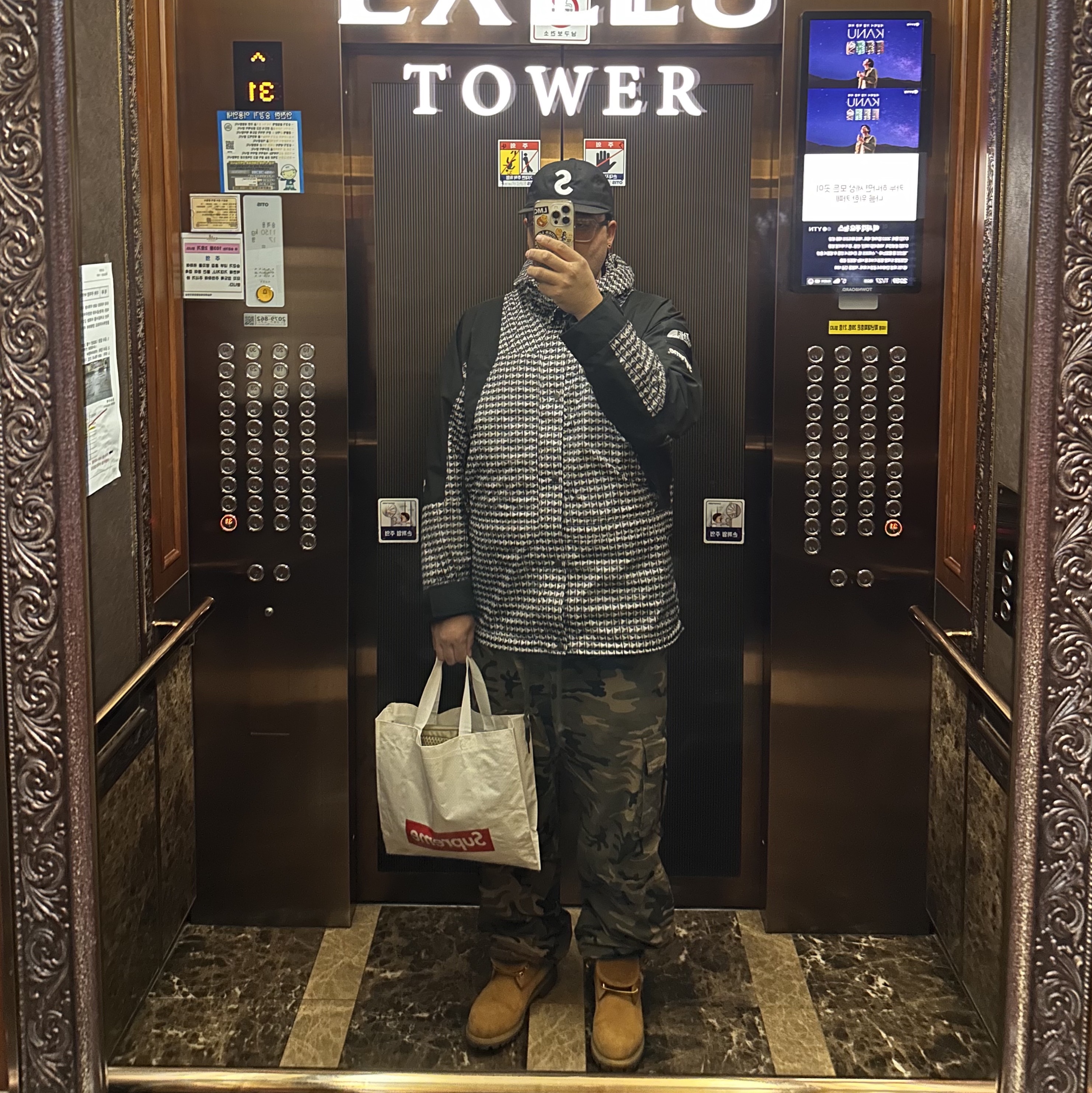Supreme Cordura S Logo 6-Panel Black - 18FW, Supreme x The North Face Studded Mountain Light Jacket Black - 21SS 착용 스타일 - 1