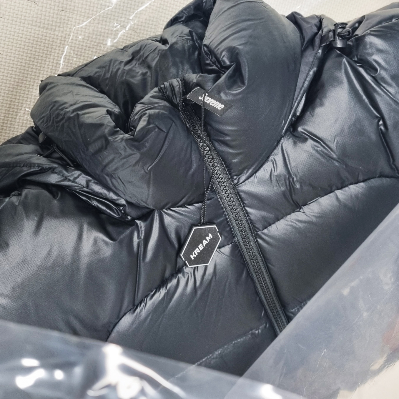 Supreme Featherweight Down Puffer Jacket Black - 23FW 착용 스타일 - 2