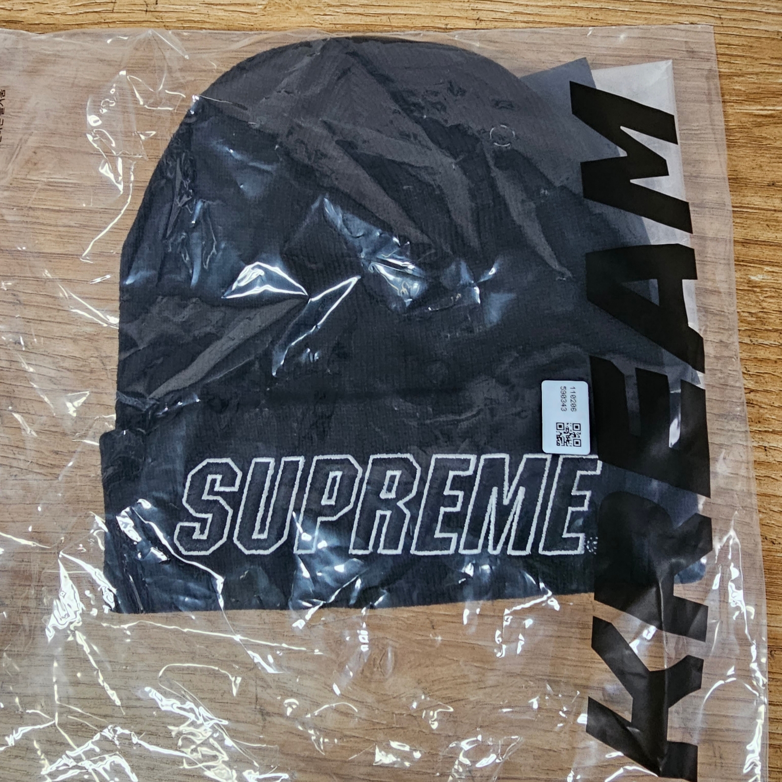 Supreme Slant Beanie Black - 23FW 착용 스타일