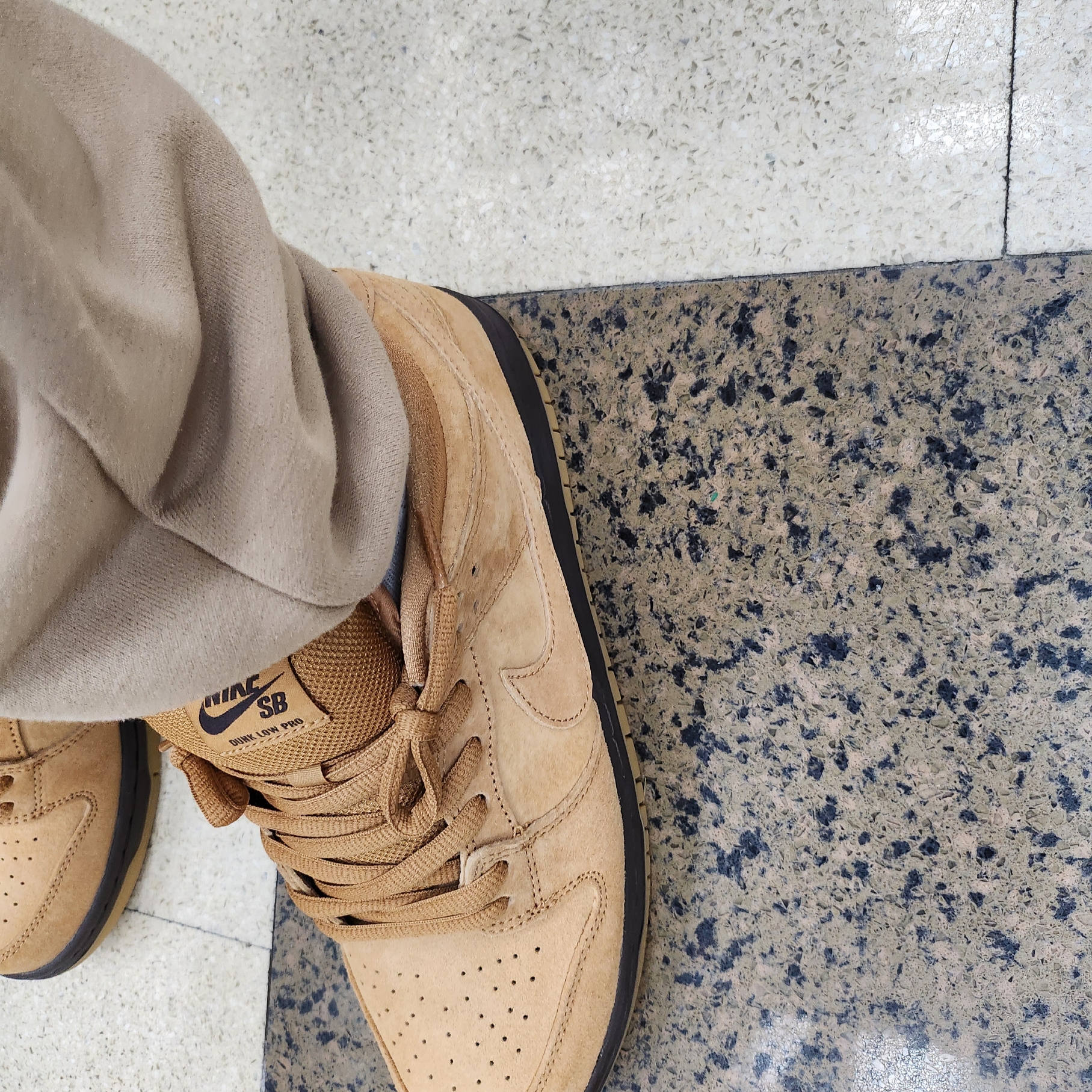 Nike SB Dunk Low Pro Wheat 2023 착용 스타일 - 2