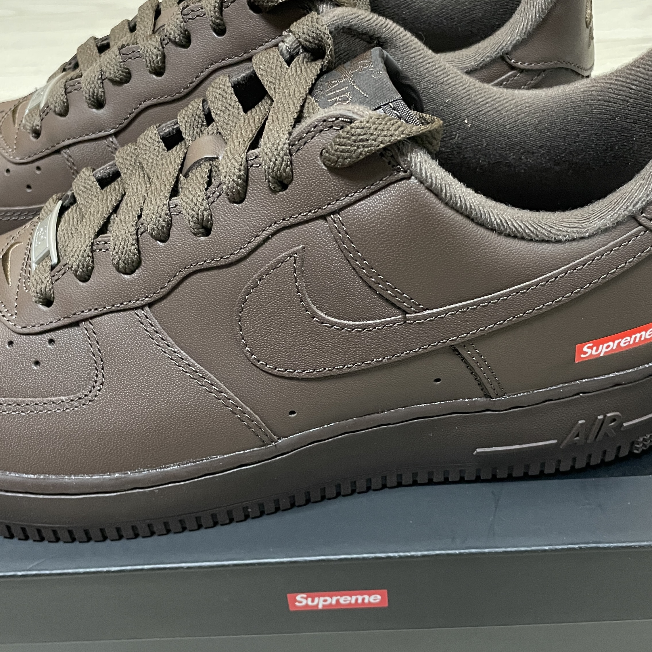 Nike x Supreme Air Force 1 Low Baroque Brown 착용 스타일 - 2
