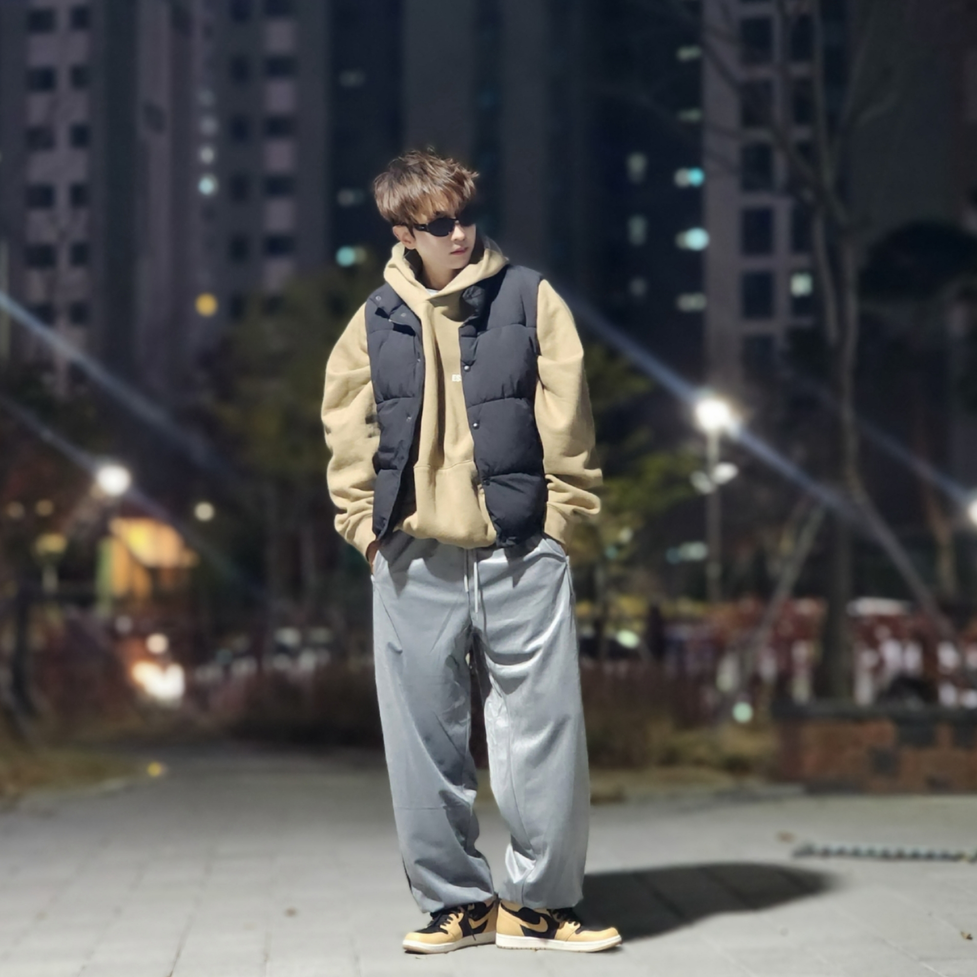 Essentials The Core Collection Pullover Hoodie Tan, Jordan 1 Retro High OG Vachetta Tan 착용 스타일 - 9