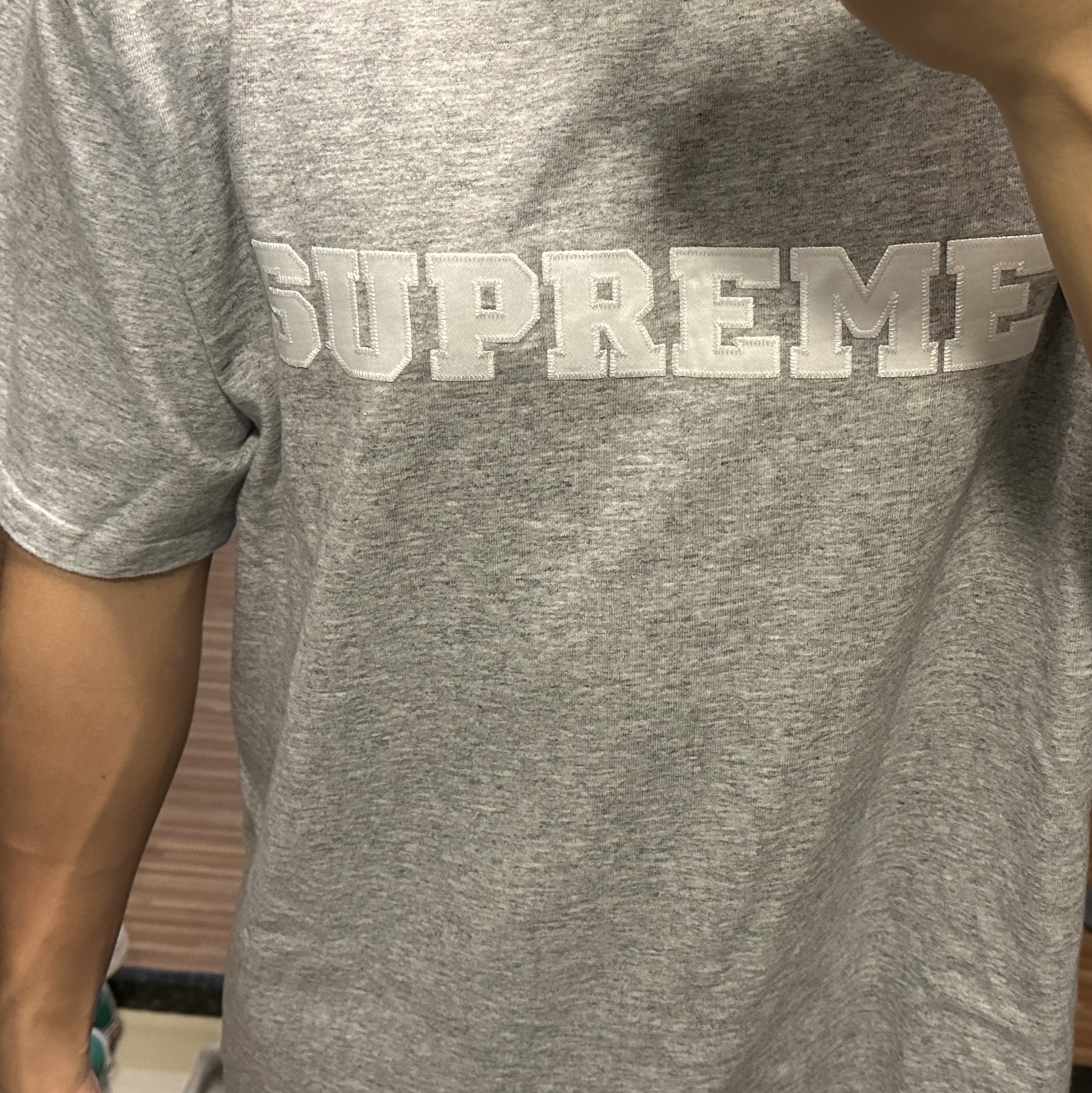 Supreme Collegiate S/S Top Heather Grey - 23FW 착용 스타일