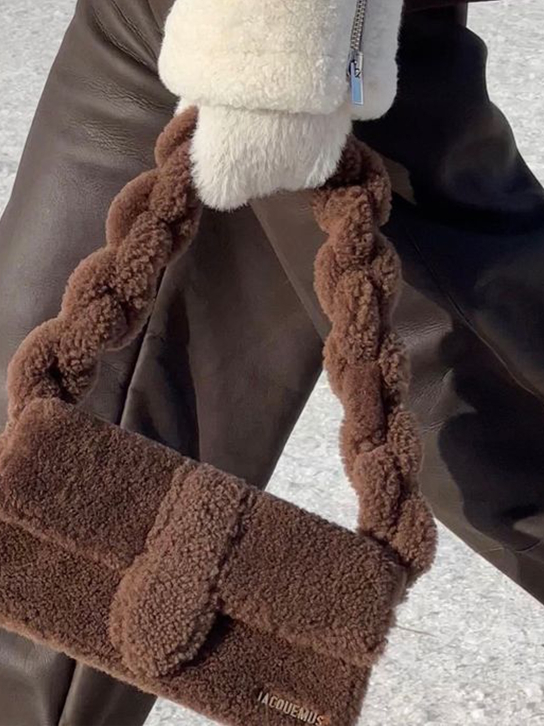 Telfar x UGG Small Shopping Bag Chestnut, UGG Classic Mini Boots Chestnut 착용 스타일 - 3