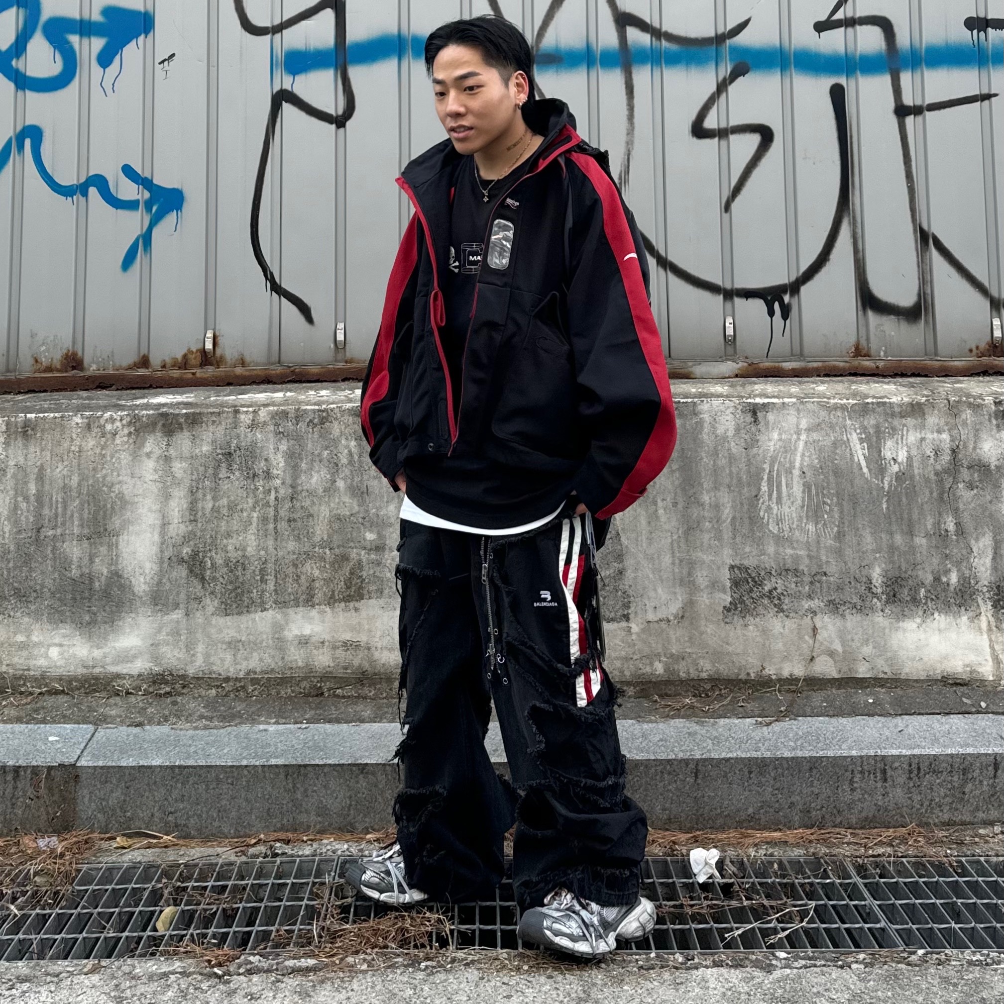 (W) Balenciaga 3XL Sneakers Grey White Red 착용 스타일 - 2