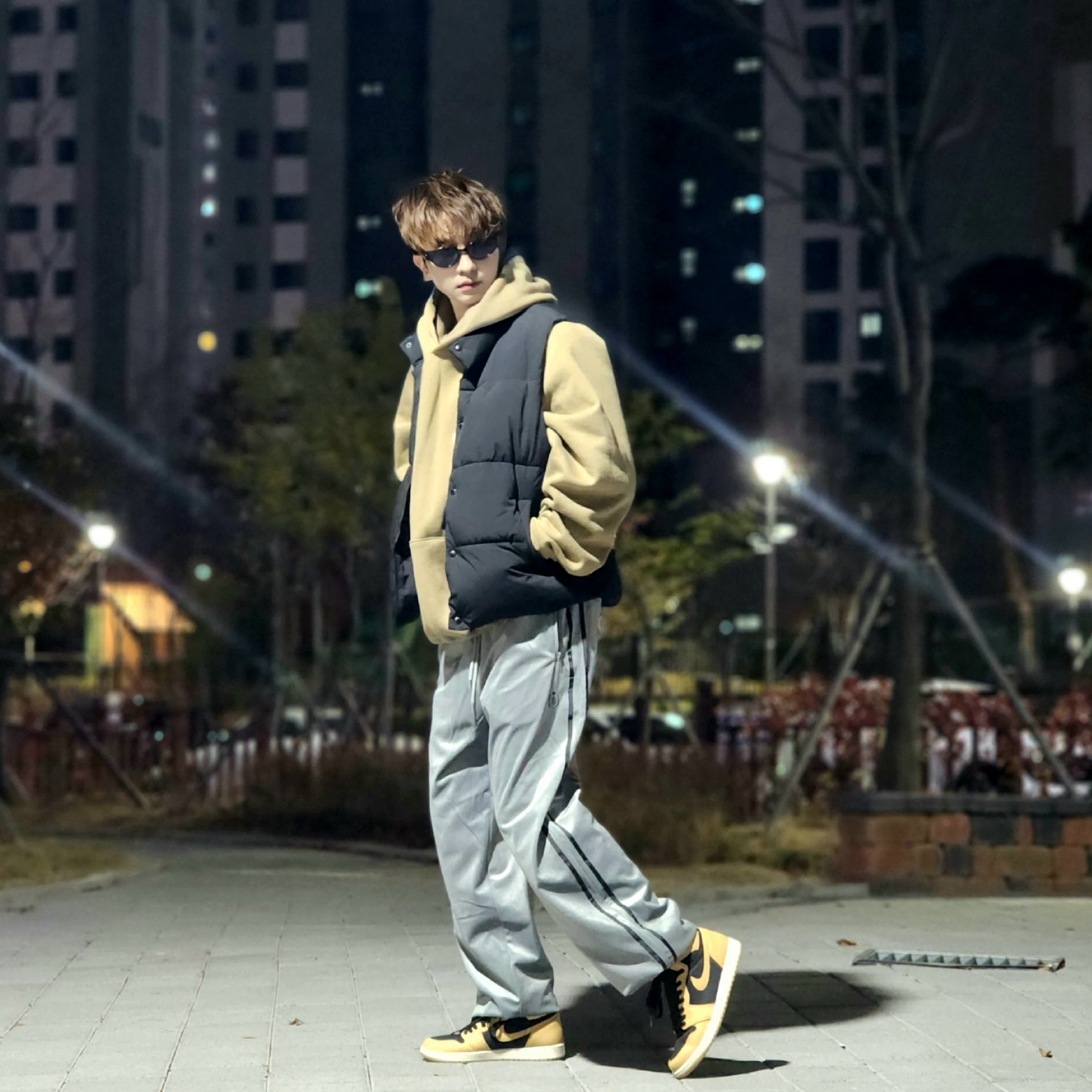 Essentials The Core Collection Pullover Hoodie Tan, Jordan 1 Retro High OG Vachetta Tan 착용 스타일 - 7