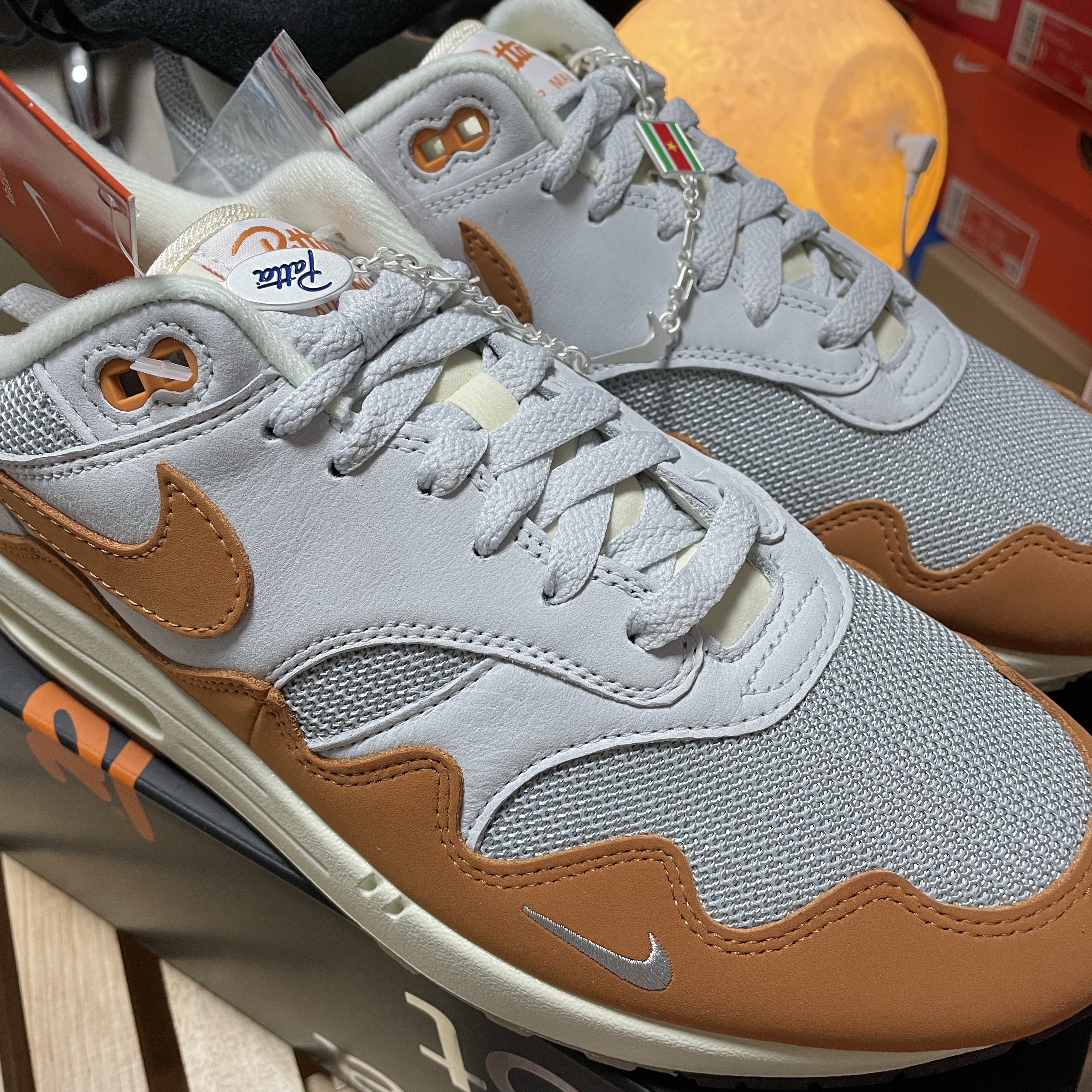 Nike x Patta Air Max 1 Monarch 착용 스타일