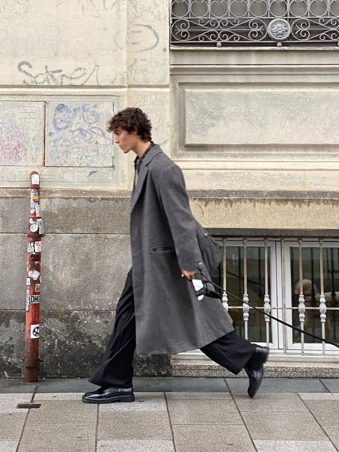 Burberry Contrast Check Wool Cashmere Jacquard Cape Grey Charcoal, Lemaire Soft Felted Wool Chesterfield Coat Grey Chine 착용 스타일 - 6
