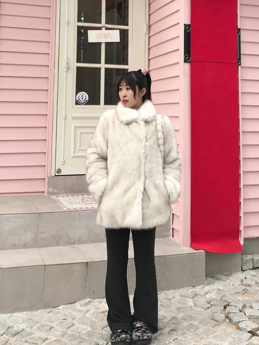 COS Quilted Mini Bag Cream, Crocs Classic Fur Sure Clog Black Multi 착용 스타일 - 2