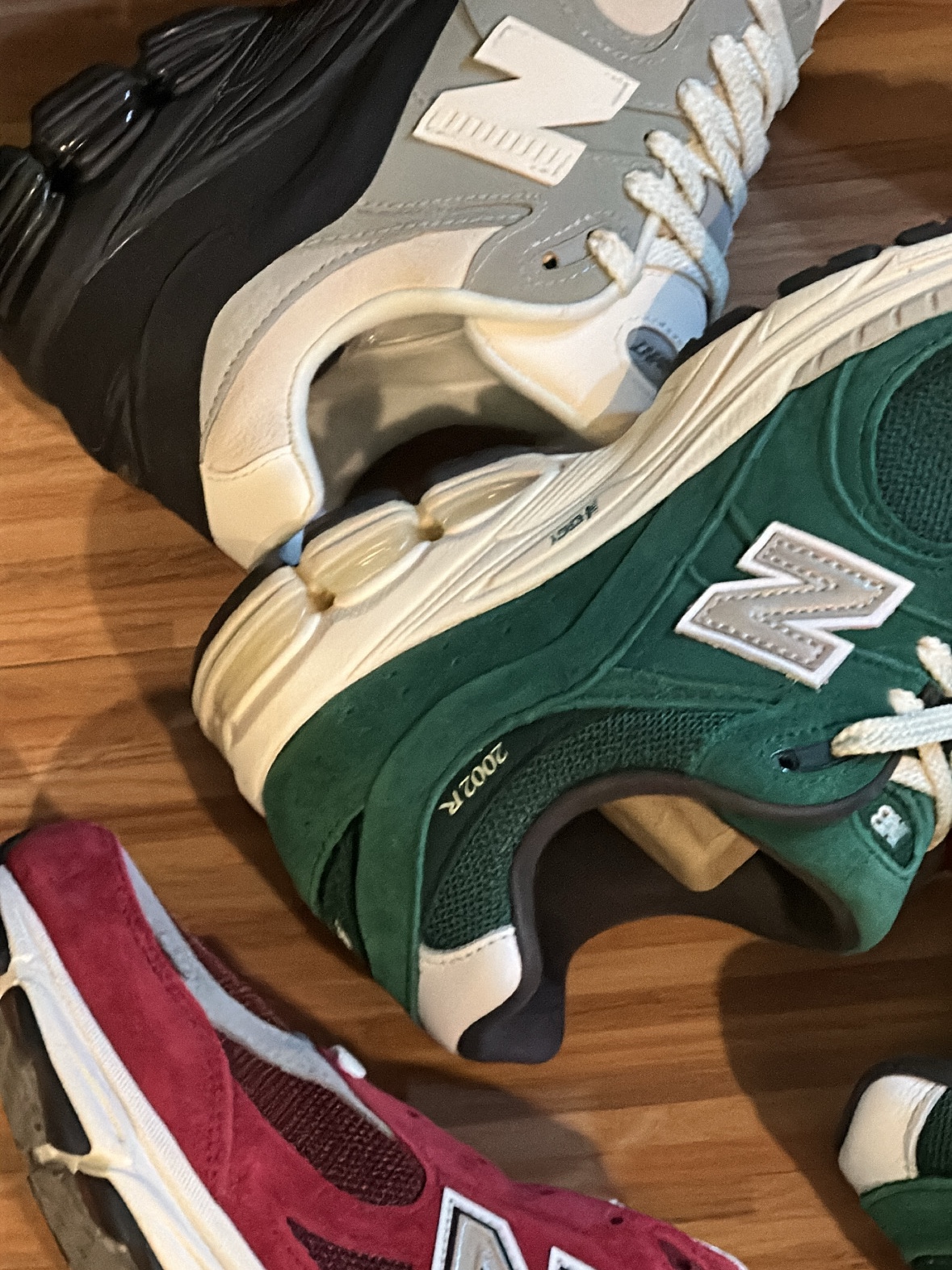 New Balance x The Basement 2002R Stone Grey 착용 스타일