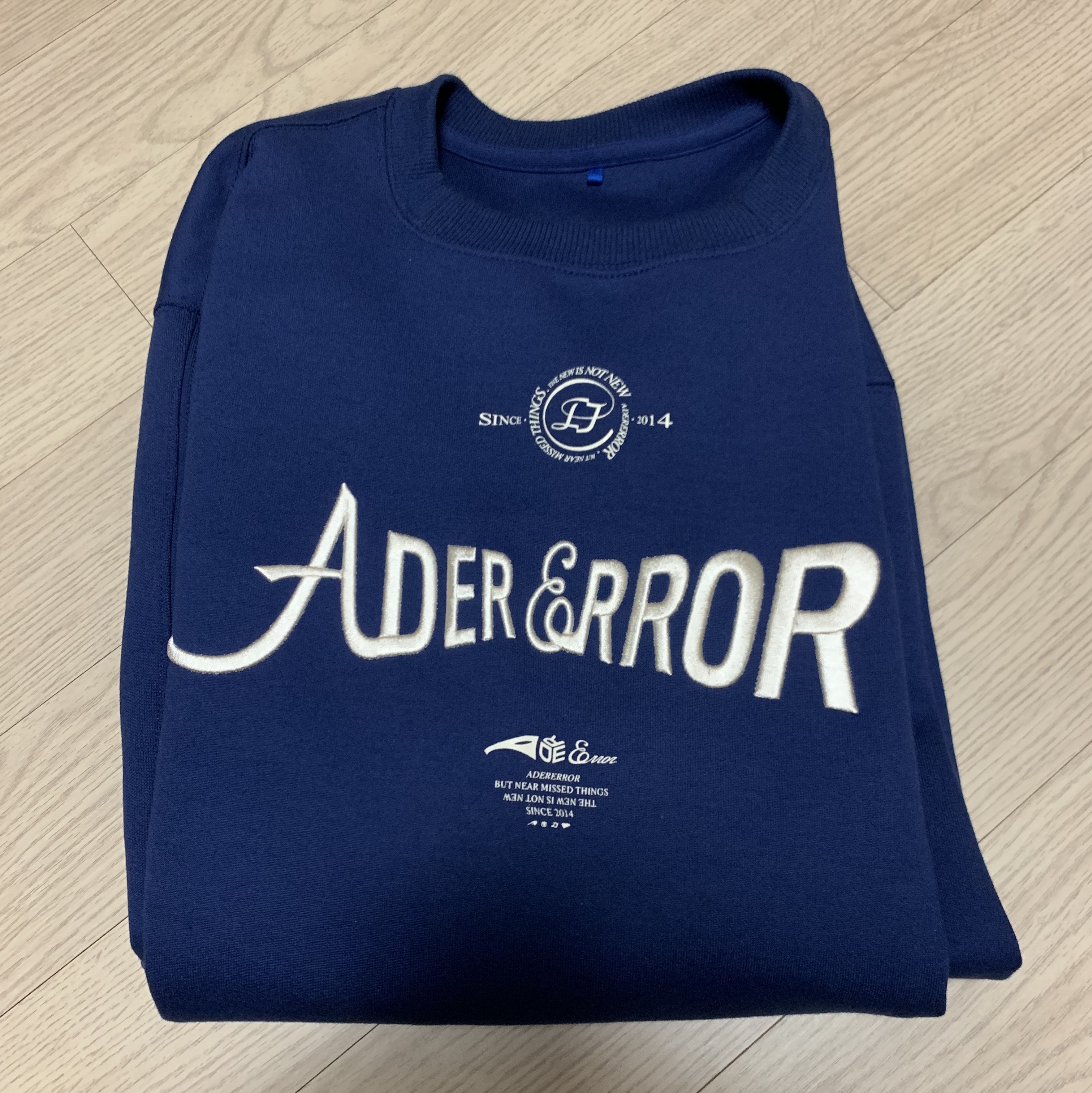 Ader Error Verif Logo Sweatshirt Navy 착용 스타일