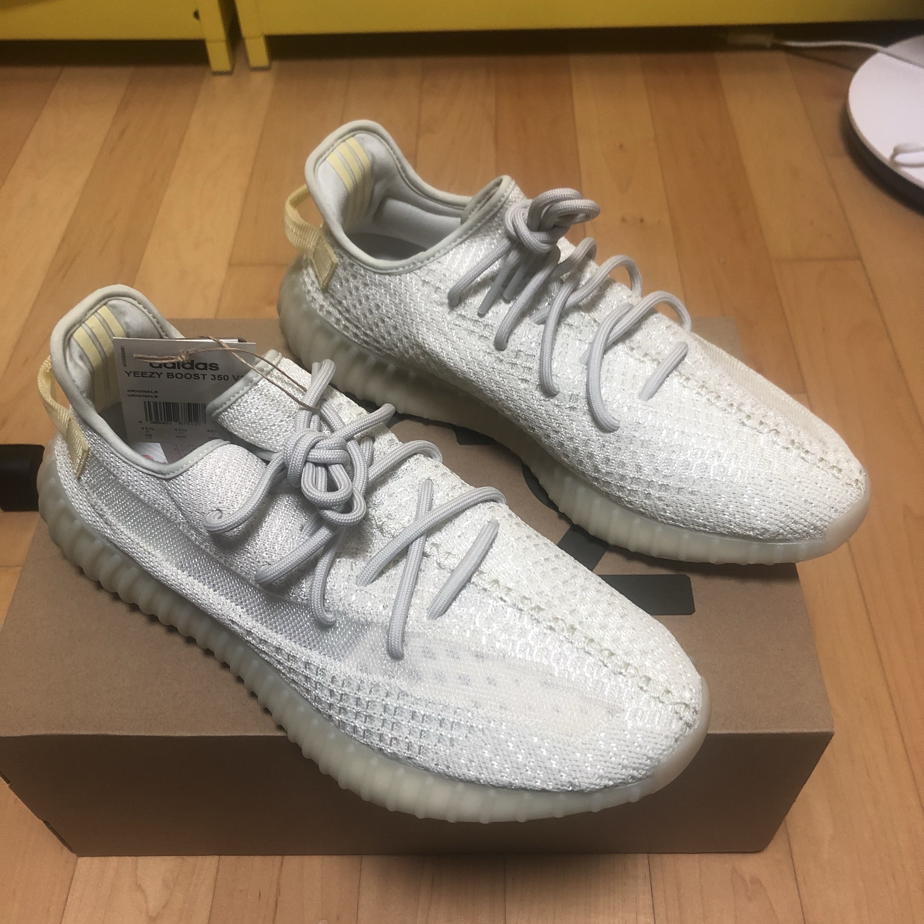 Adidas Yeezy Boost 350 V2 Light 착용 스타일